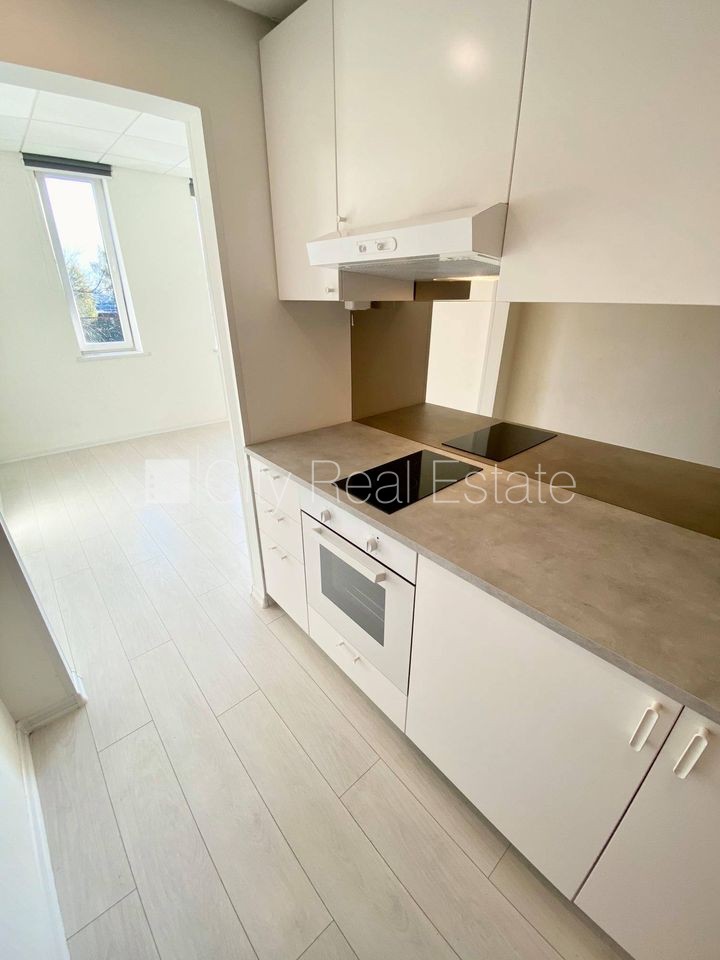 Объявление. Фасадный дом, реновированный дом, закрытый двор, вход с улицы, лифт, лестничная клетка после Цена: 290 EUR/мес. Foto #4