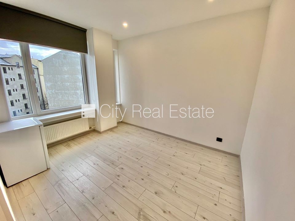 Объявление. Фасадный дом, реновированный дом, вход с улицы, лифт, лестничная клетка после капитального ремонта, Цена: 320 EUR/мес. Foto #2