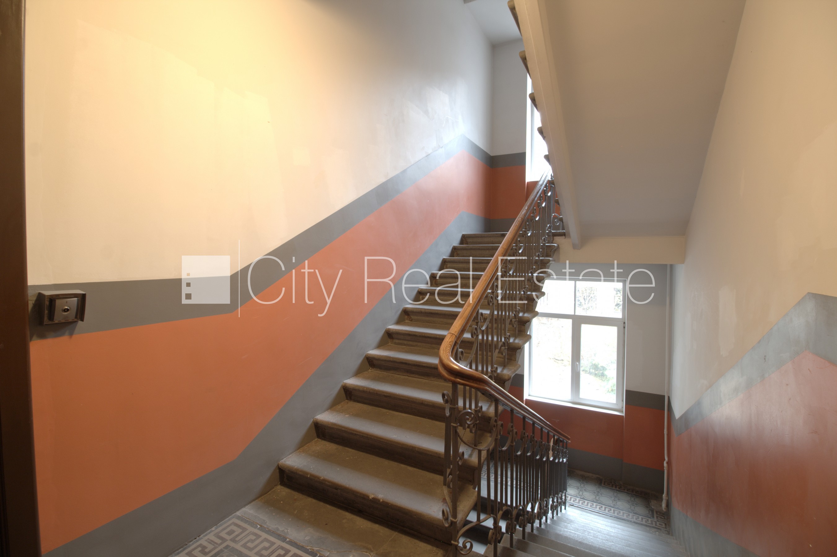 Sludinājumi. Fasādes māja, renovēta māja, ieeja no ielas, kāpņu telpa pēc kapitālā remonta, logi vērsti uz Cena: 400 EUR/mēn Foto #14