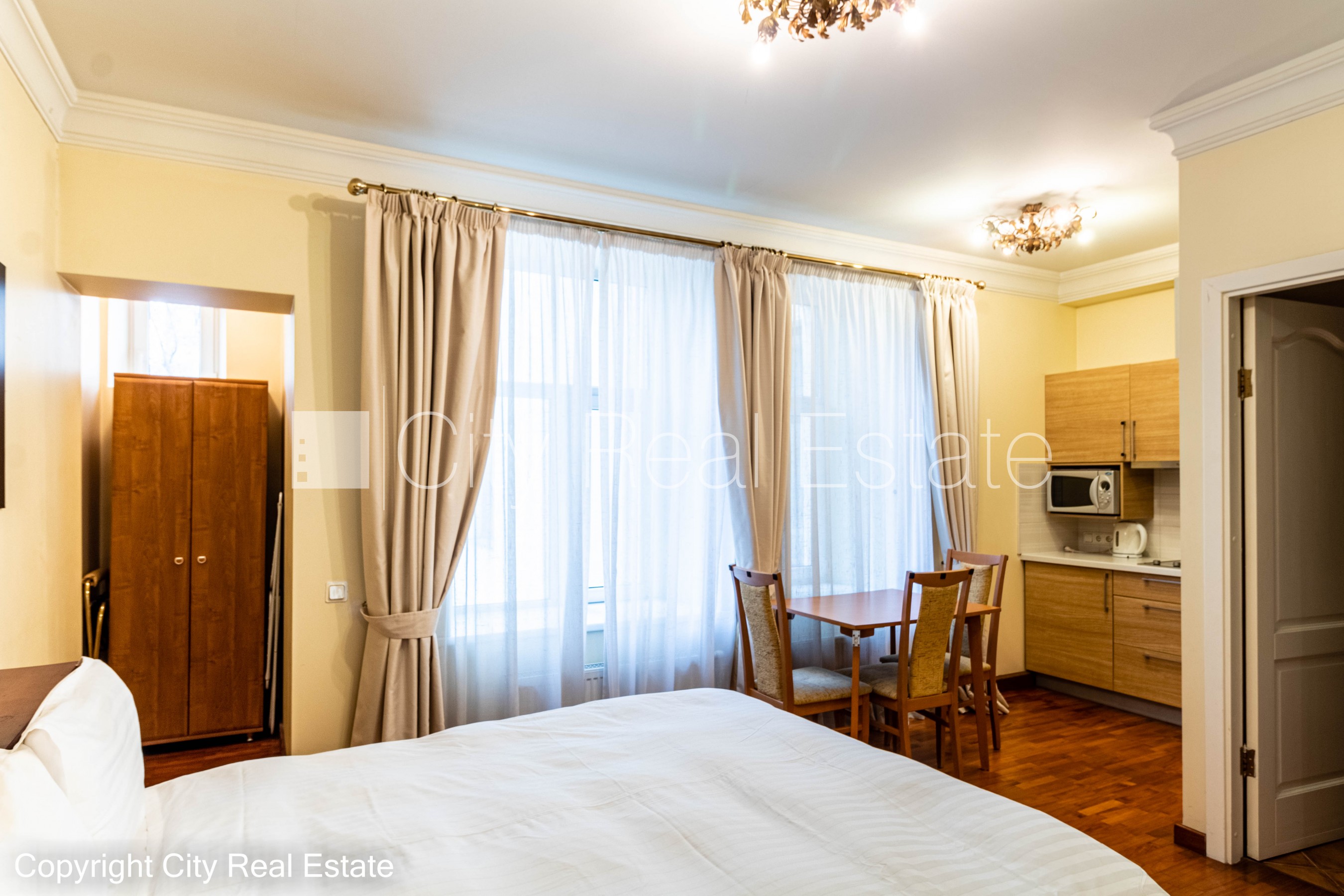 Sludinājumi. Fasādes māja, renovēta māja, ieeja no ielas, kāpņu telpa pēc kapitālā remonta, logi vērsti uz Cena: 400 EUR/mēn Foto #1