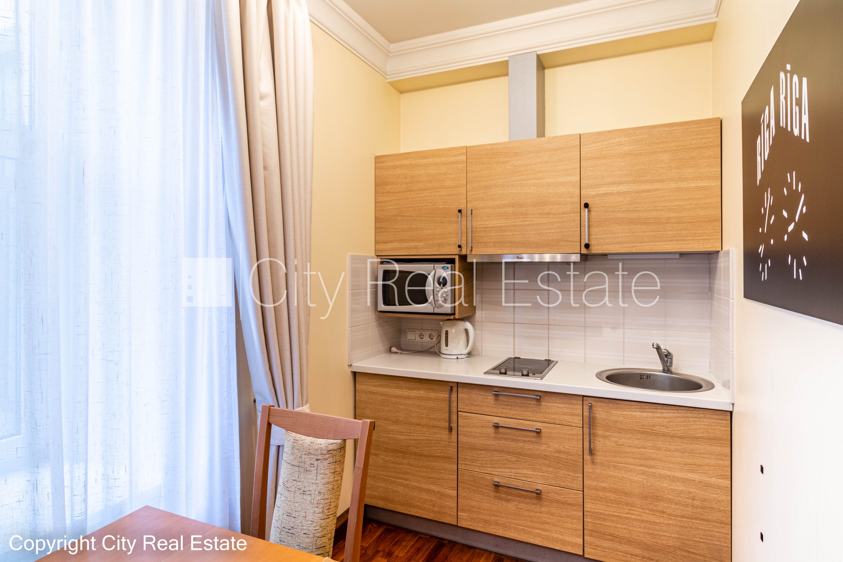 Sludinājumi. Fasādes māja, renovēta māja, ieeja no ielas, kāpņu telpa pēc kapitālā remonta, logi vērsti uz Cena: 400 EUR/mēn Foto #5