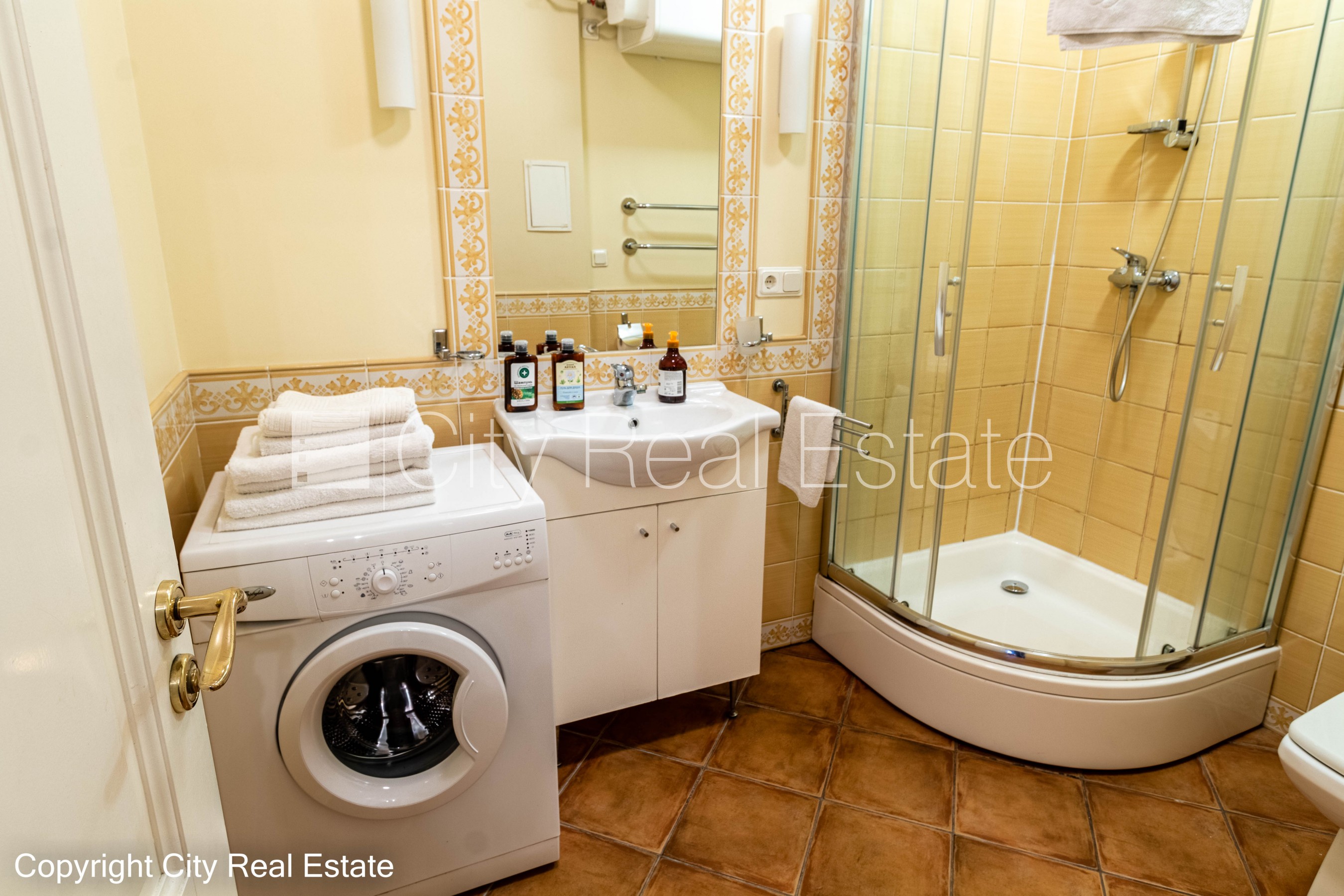 Sludinājumi. Fasādes māja, renovēta māja, ieeja no ielas, kāpņu telpa pēc kapitālā remonta, logi vērsti uz Cena: 400 EUR/mēn Foto #11