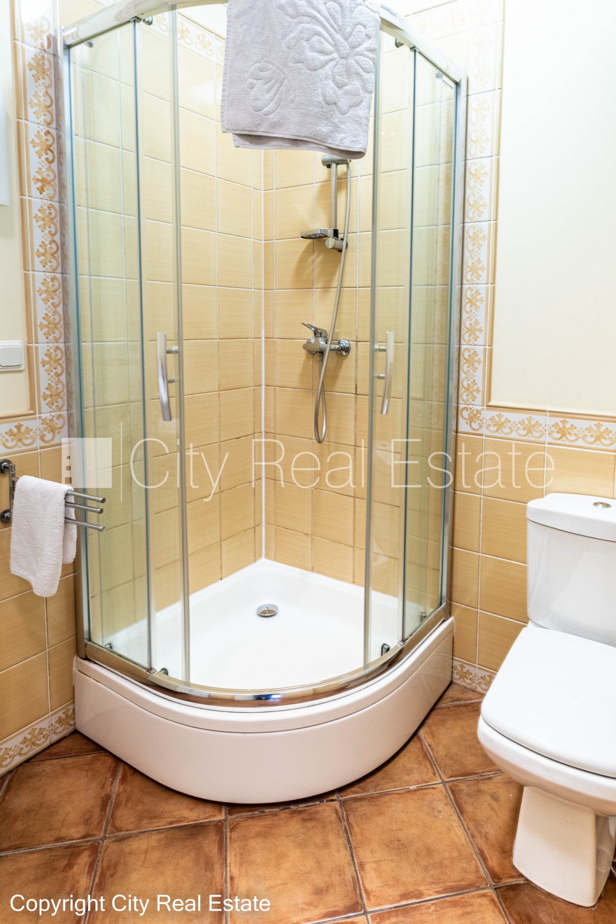 Sludinājumi. Fasādes māja, renovēta māja, ieeja no ielas, kāpņu telpa pēc kapitālā remonta, logi vērsti uz Cena: 400 EUR/mēn Foto #12