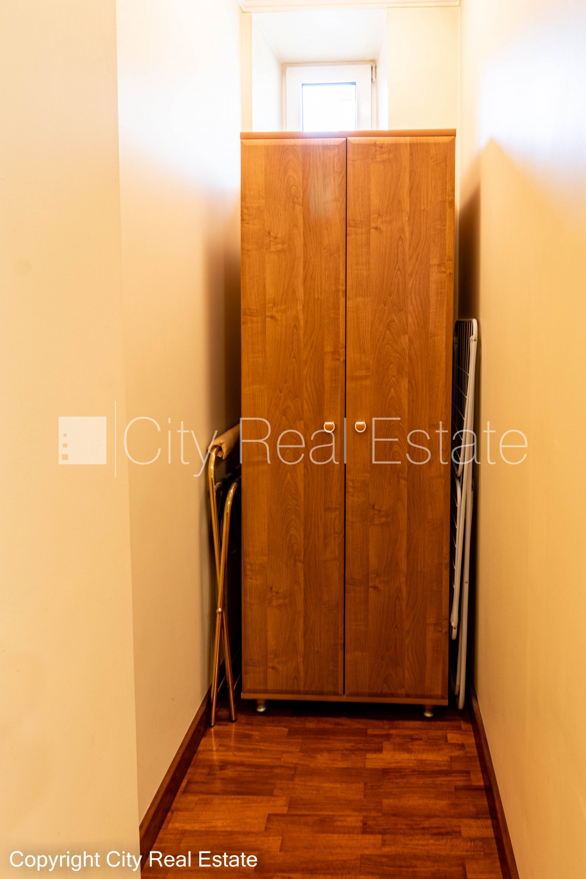 Sludinājumi. Fasādes māja, renovēta māja, ieeja no ielas, kāpņu telpa pēc kapitālā remonta, logi vērsti uz Cena: 400 EUR/mēn Foto #10