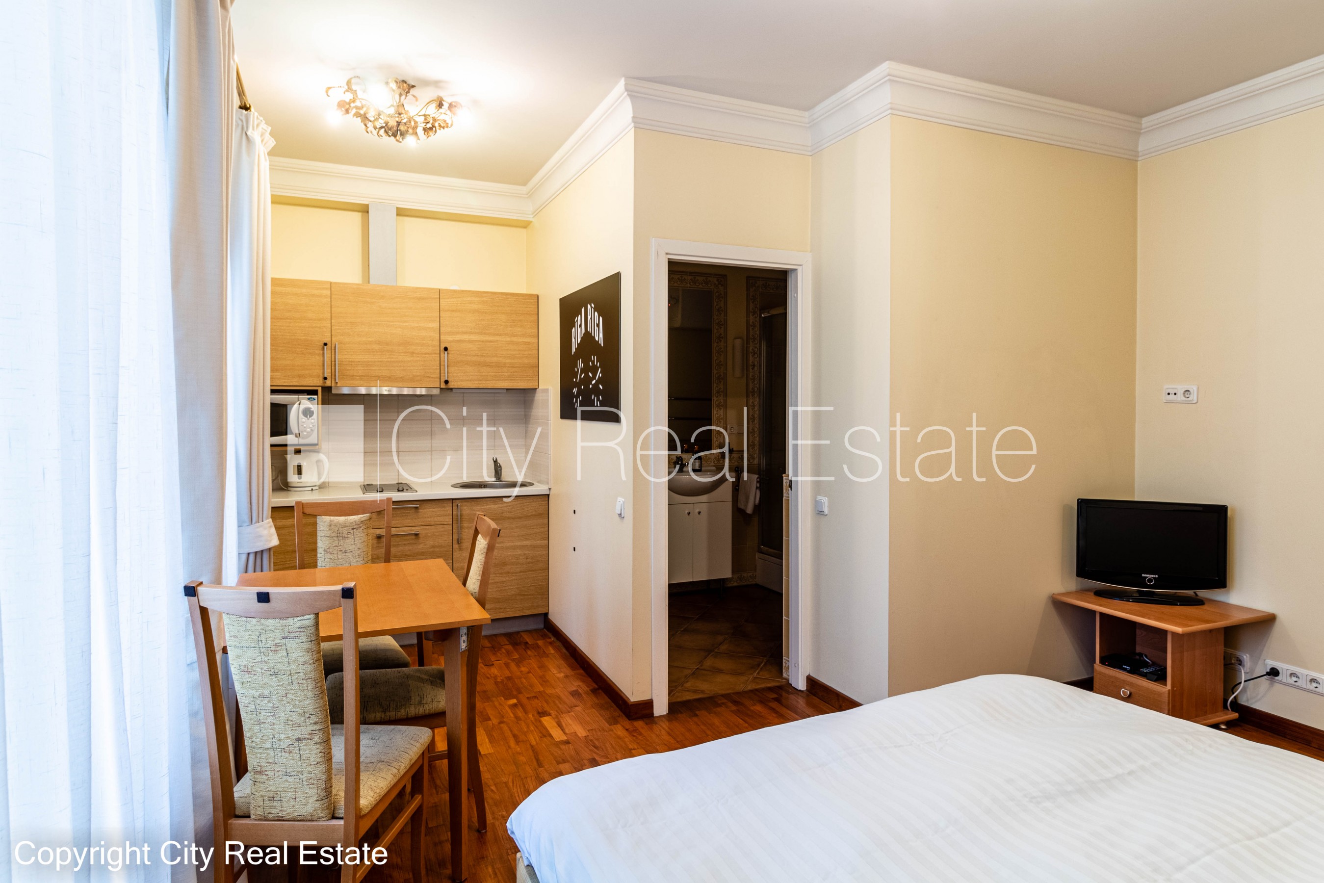 Sludinājumi. Fasādes māja, renovēta māja, ieeja no ielas, kāpņu telpa pēc kapitālā remonta, logi vērsti uz Cena: 400 EUR/mēn Foto #2