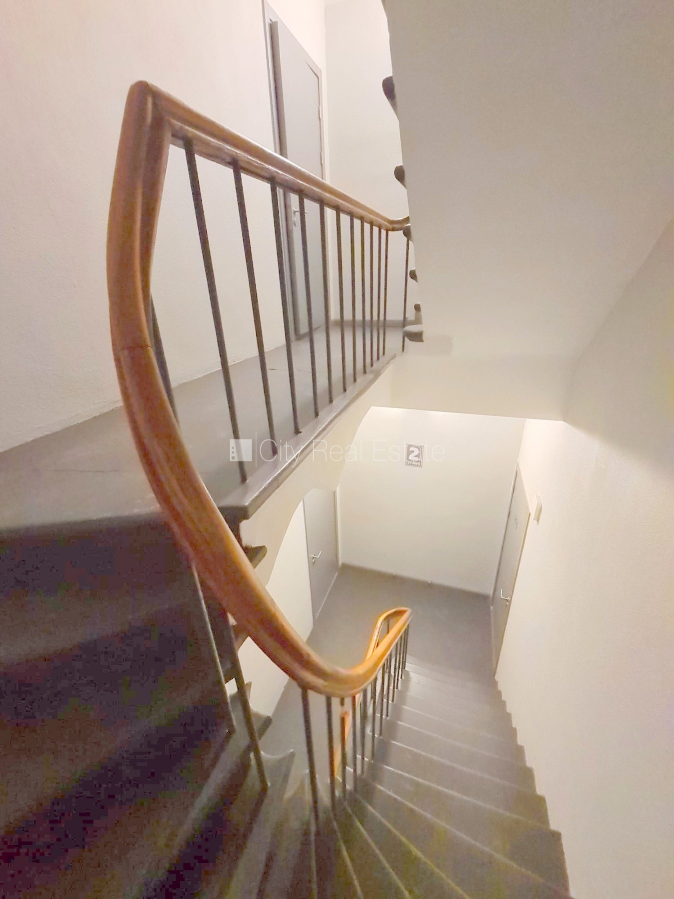 Объявление. Здание во дворе, реновированный дом, закрытый двор, вход со двора, лестничная клетка после Цена: 340 EUR/мес. Foto #21