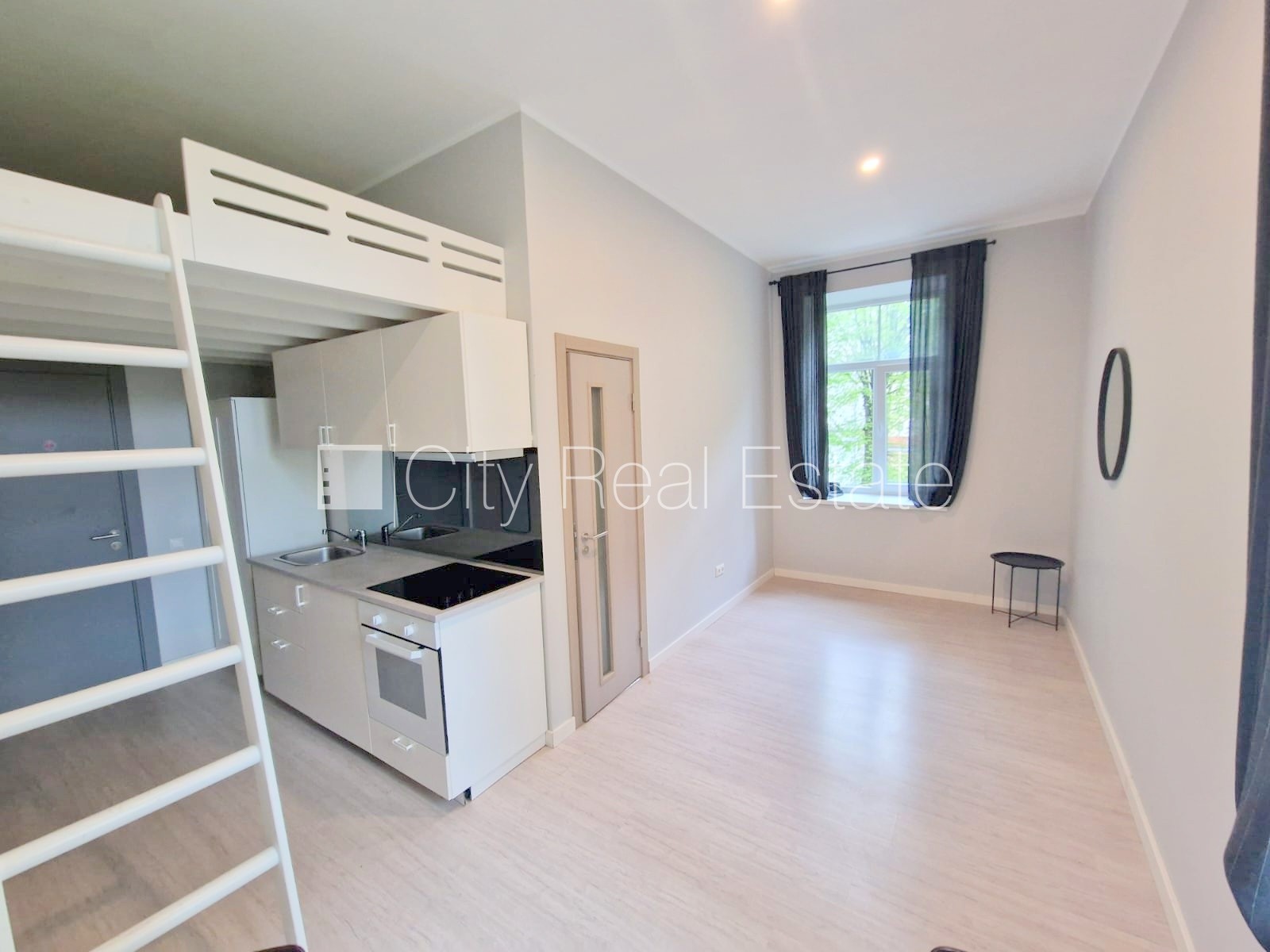 Объявление. Здание во дворе, реновированный дом, закрытый двор, вход со двора, лестничная клетка после Цена: 340 EUR/мес. Foto #1