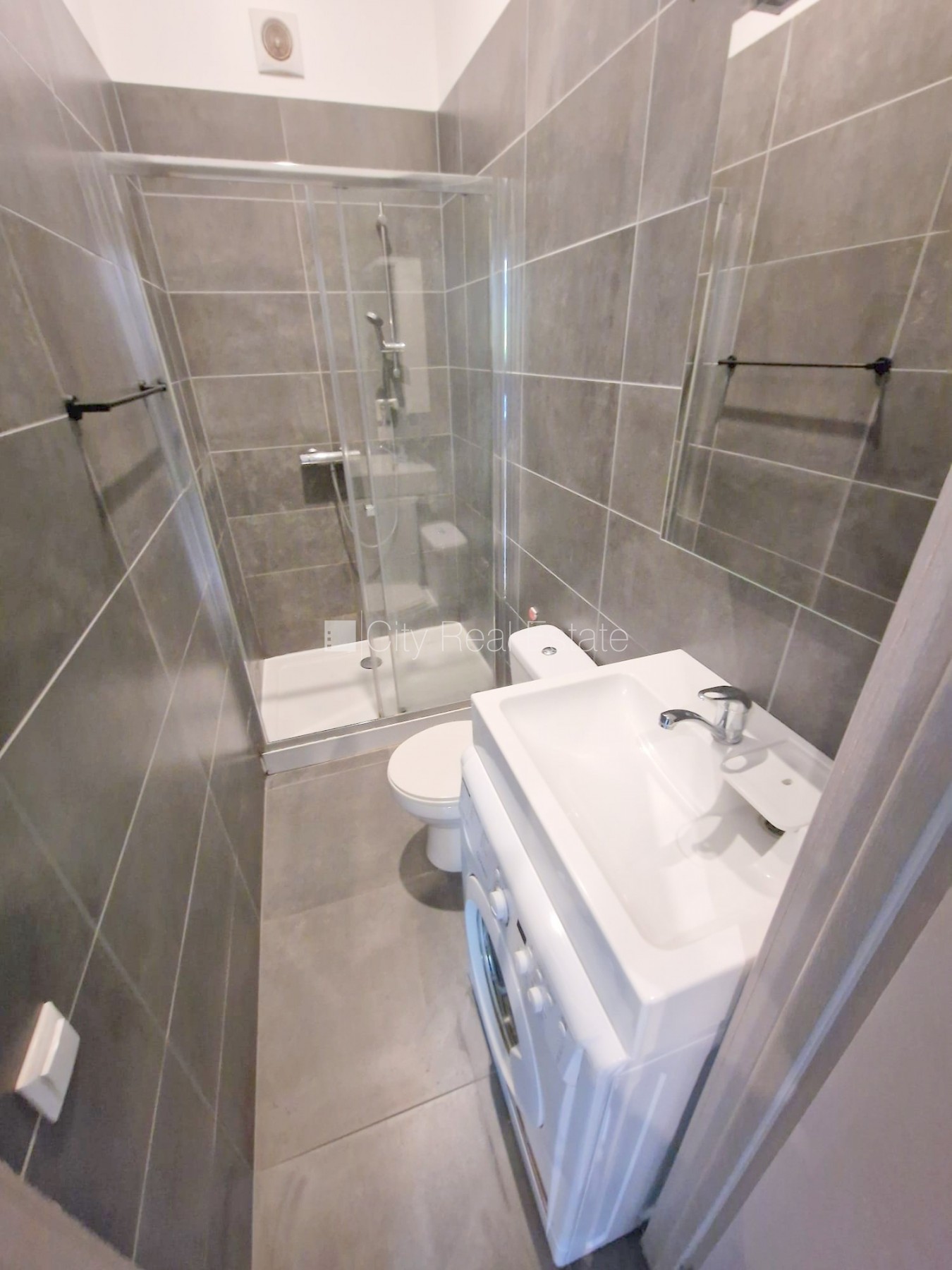 Объявление. Здание во дворе, реновированный дом, закрытый двор, вход со двора, лестничная клетка после Цена: 340 EUR/мес. Foto #17