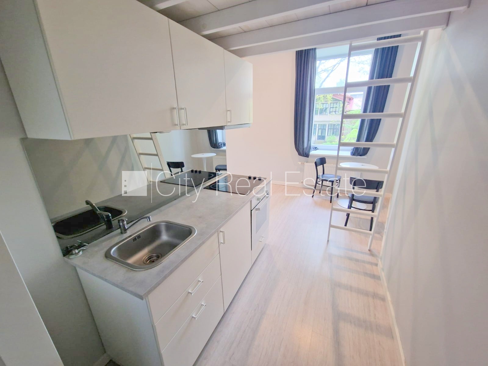 Объявление. Здание во дворе, реновированный дом, закрытый двор, вход со двора, лестничная клетка после Цена: 340 EUR/мес. Foto #10