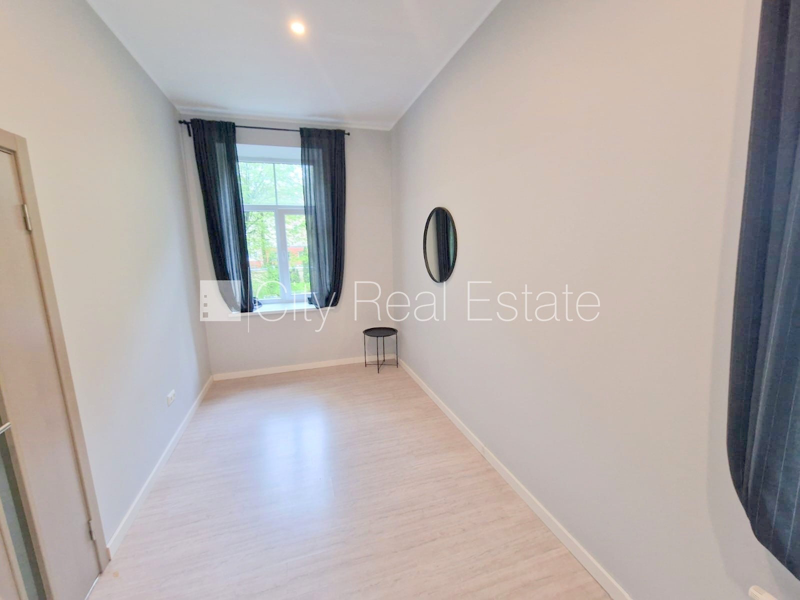 Объявление. Здание во дворе, реновированный дом, закрытый двор, вход со двора, лестничная клетка после Цена: 340 EUR/мес. Foto #3