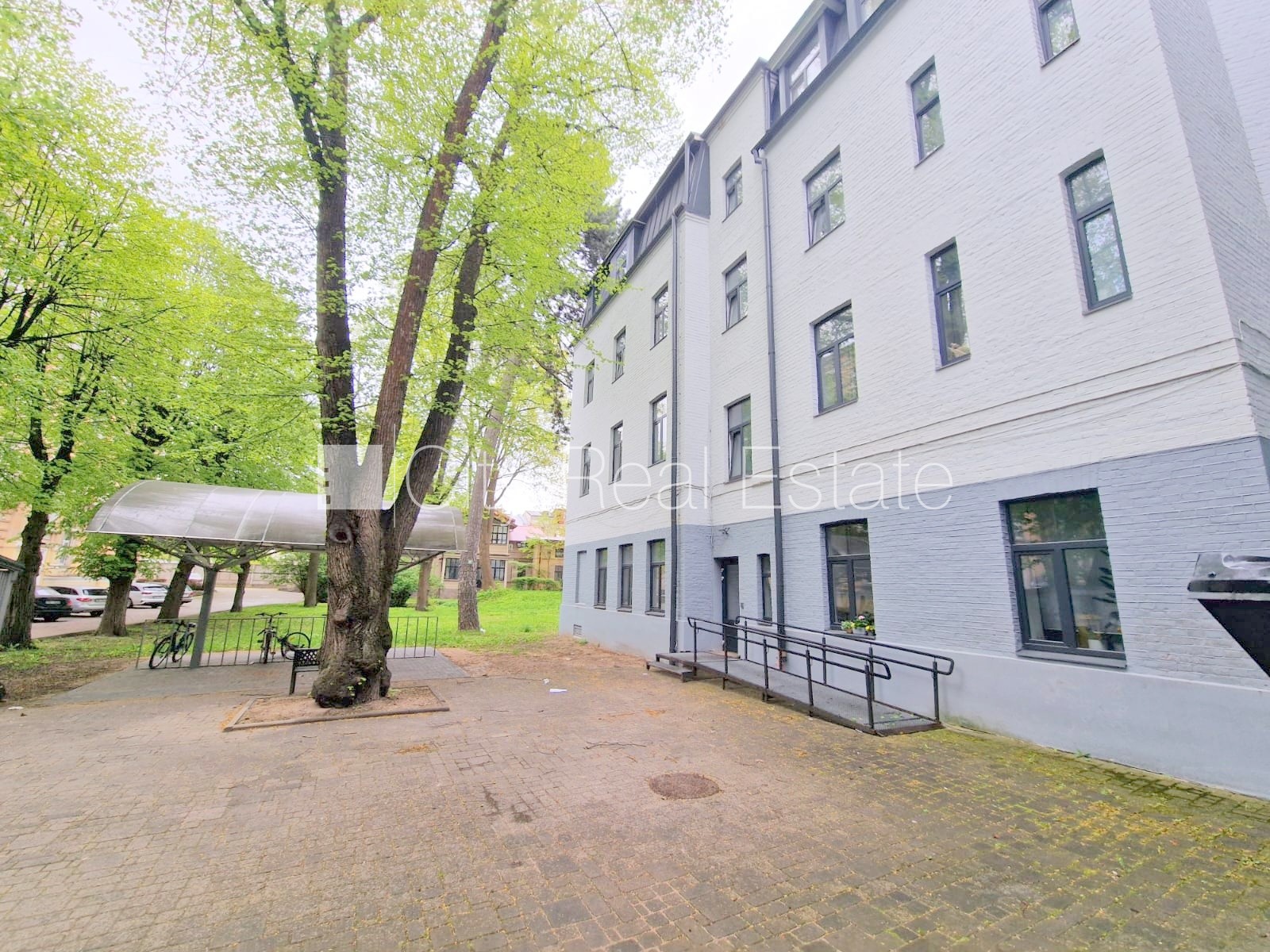 Объявление. Здание во дворе, реновированный дом, закрытый двор, вход со двора, лестничная клетка после Цена: 340 EUR/мес. Foto #24