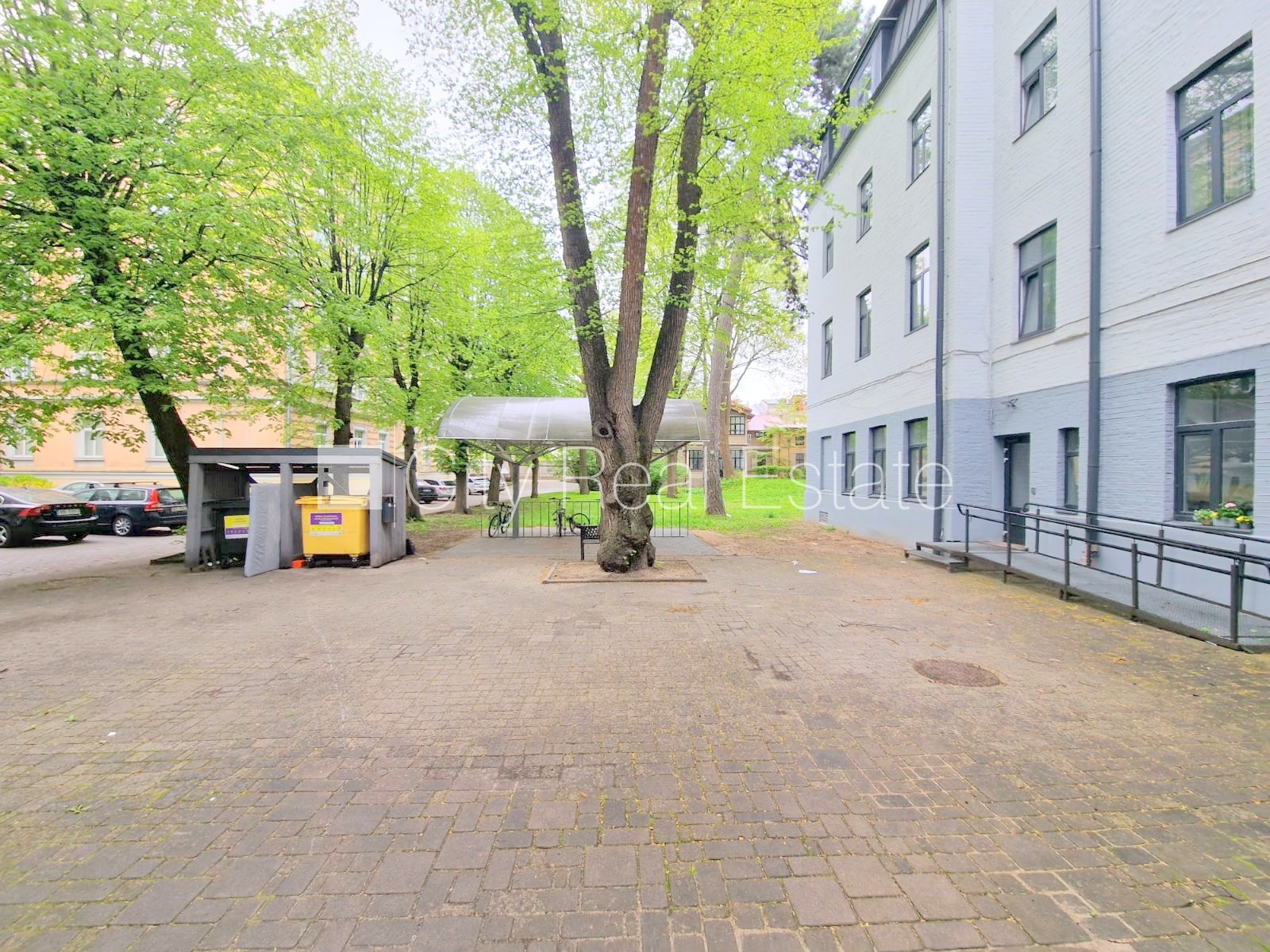 Объявление. Здание во дворе, реновированный дом, закрытый двор, вход со двора, лестничная клетка после Цена: 340 EUR/мес. Foto #22