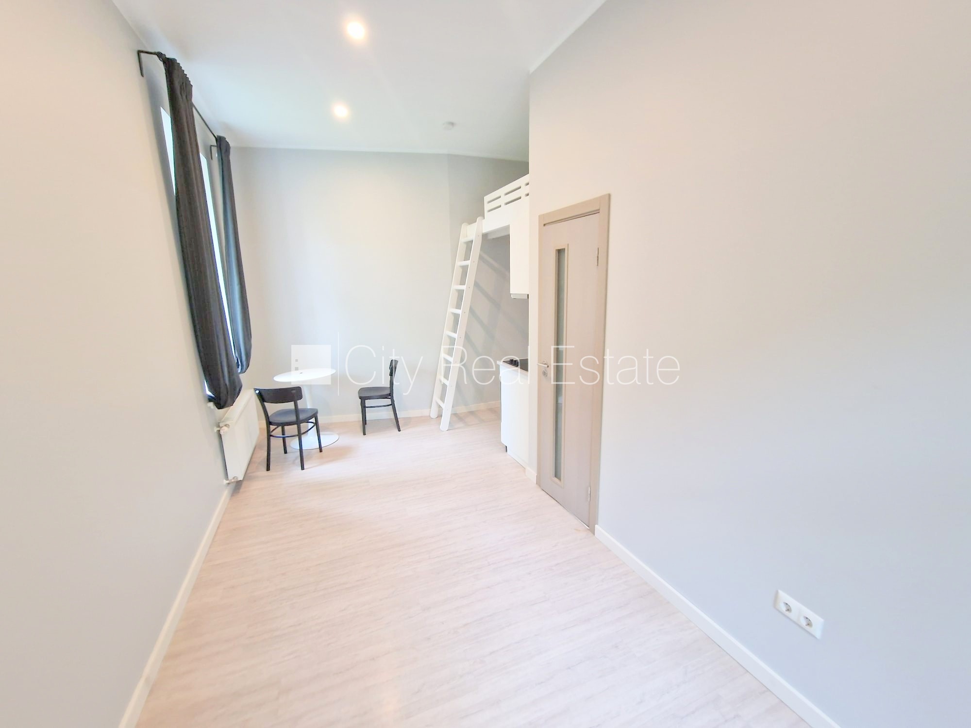 Объявление. Здание во дворе, реновированный дом, закрытый двор, вход со двора, лестничная клетка после Цена: 340 EUR/мес. Foto #4