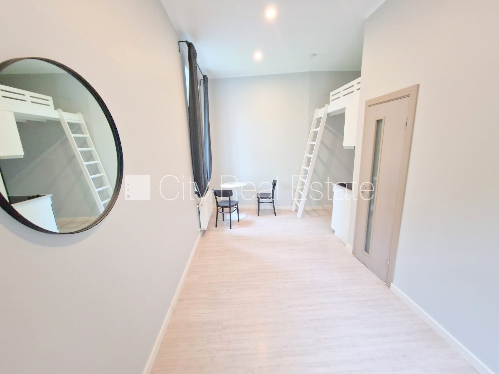 Объявление. Здание во дворе, реновированный дом, закрытый двор, вход со двора, лестничная клетка после Цена: 340 EUR/мес. Foto #5