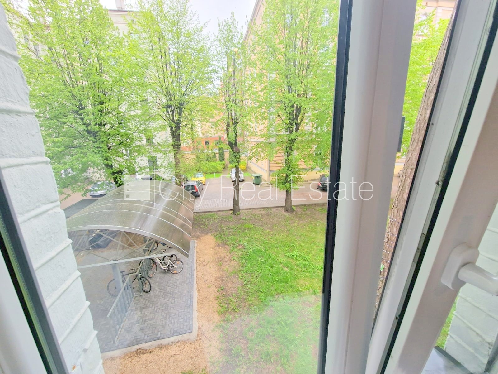 Объявление. Здание во дворе, реновированный дом, закрытый двор, вход со двора, лестничная клетка после Цена: 340 EUR/мес. Foto #14