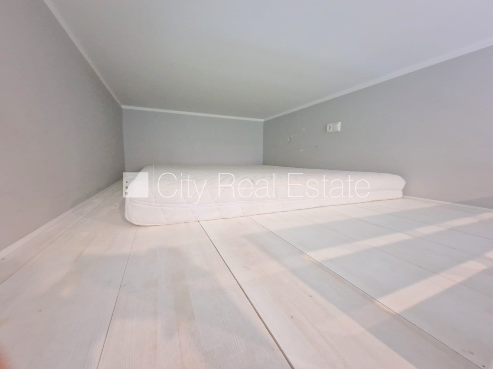 Объявление. Здание во дворе, реновированный дом, закрытый двор, вход со двора, лестничная клетка после Цена: 340 EUR/мес. Foto #13