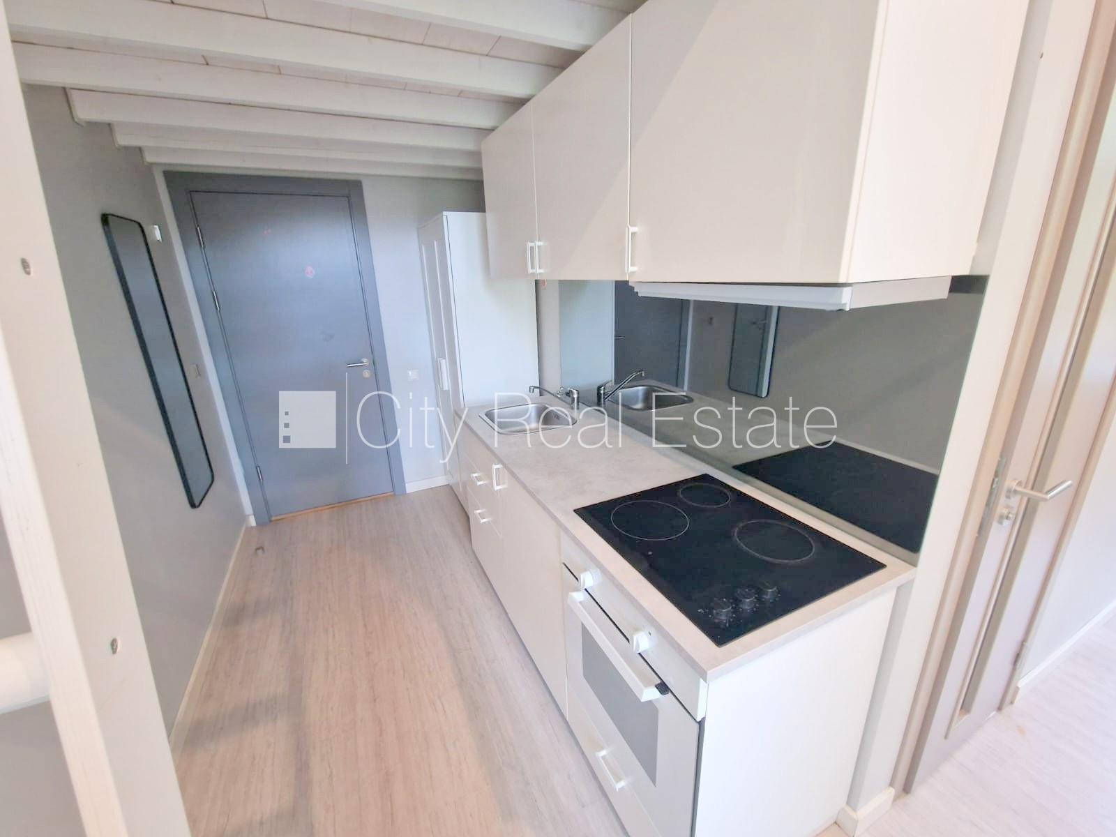 Объявление. Здание во дворе, реновированный дом, закрытый двор, вход со двора, лестничная клетка после Цена: 340 EUR/мес. Foto #11