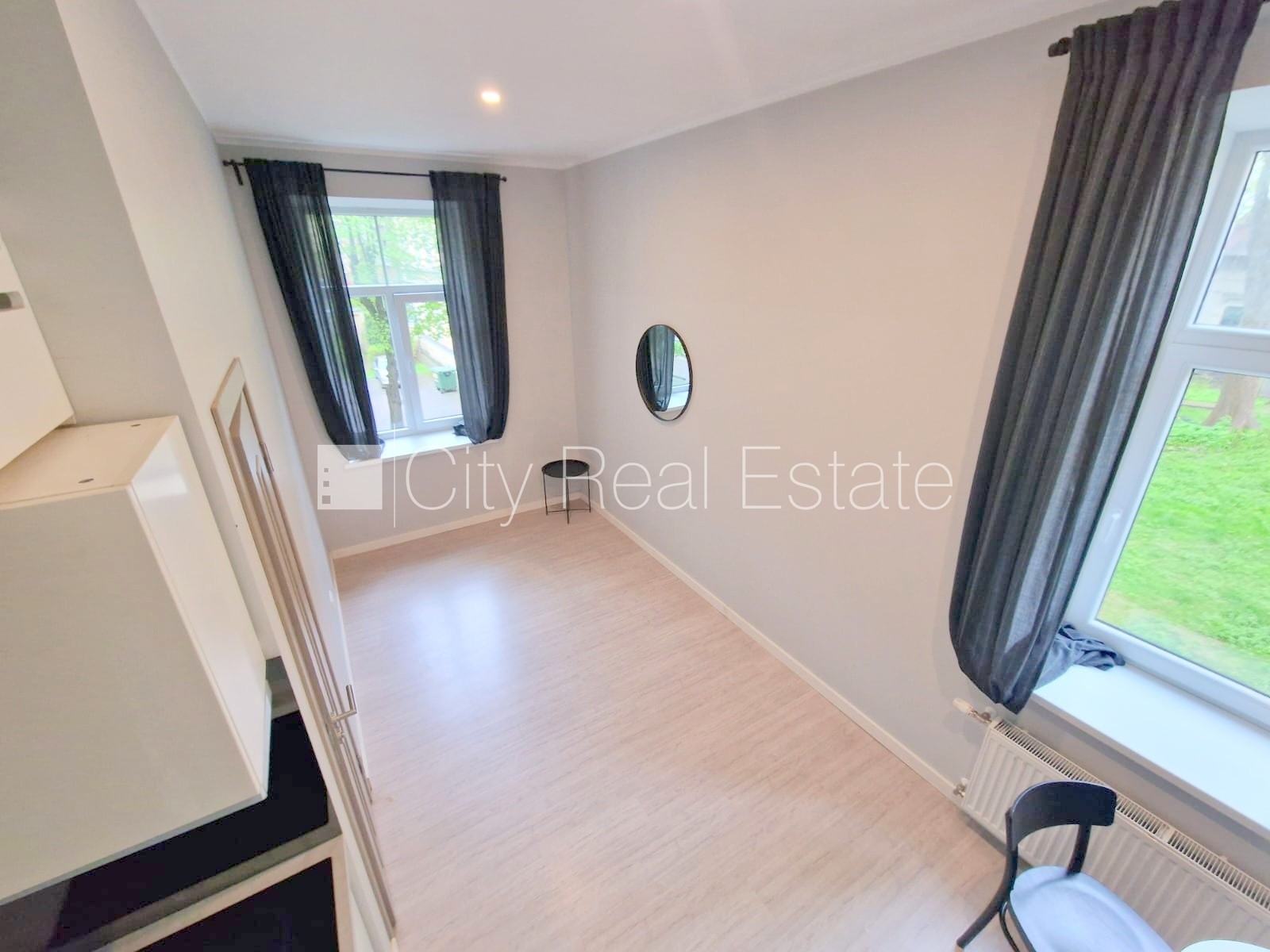 Объявление. Здание во дворе, реновированный дом, закрытый двор, вход со двора, лестничная клетка после Цена: 340 EUR/мес. Foto #2