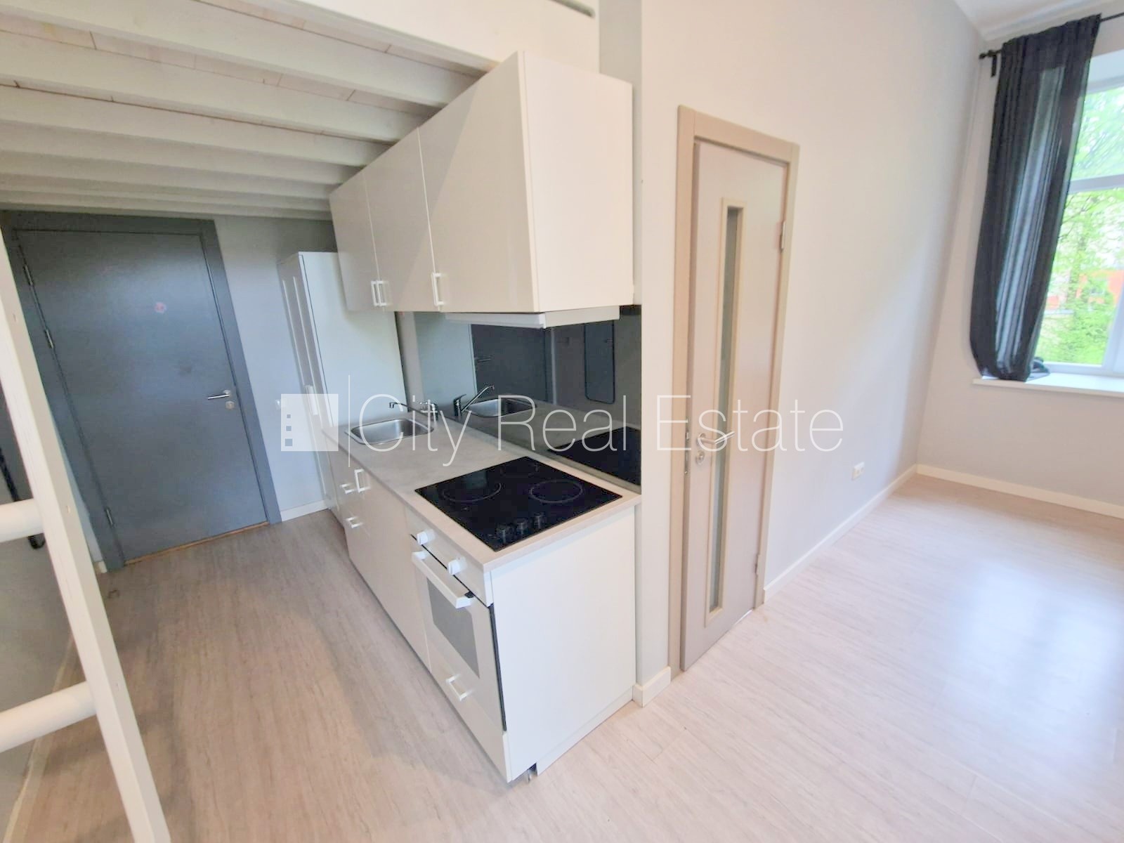 Объявление. Здание во дворе, реновированный дом, закрытый двор, вход со двора, лестничная клетка после Цена: 340 EUR/мес. Foto #9