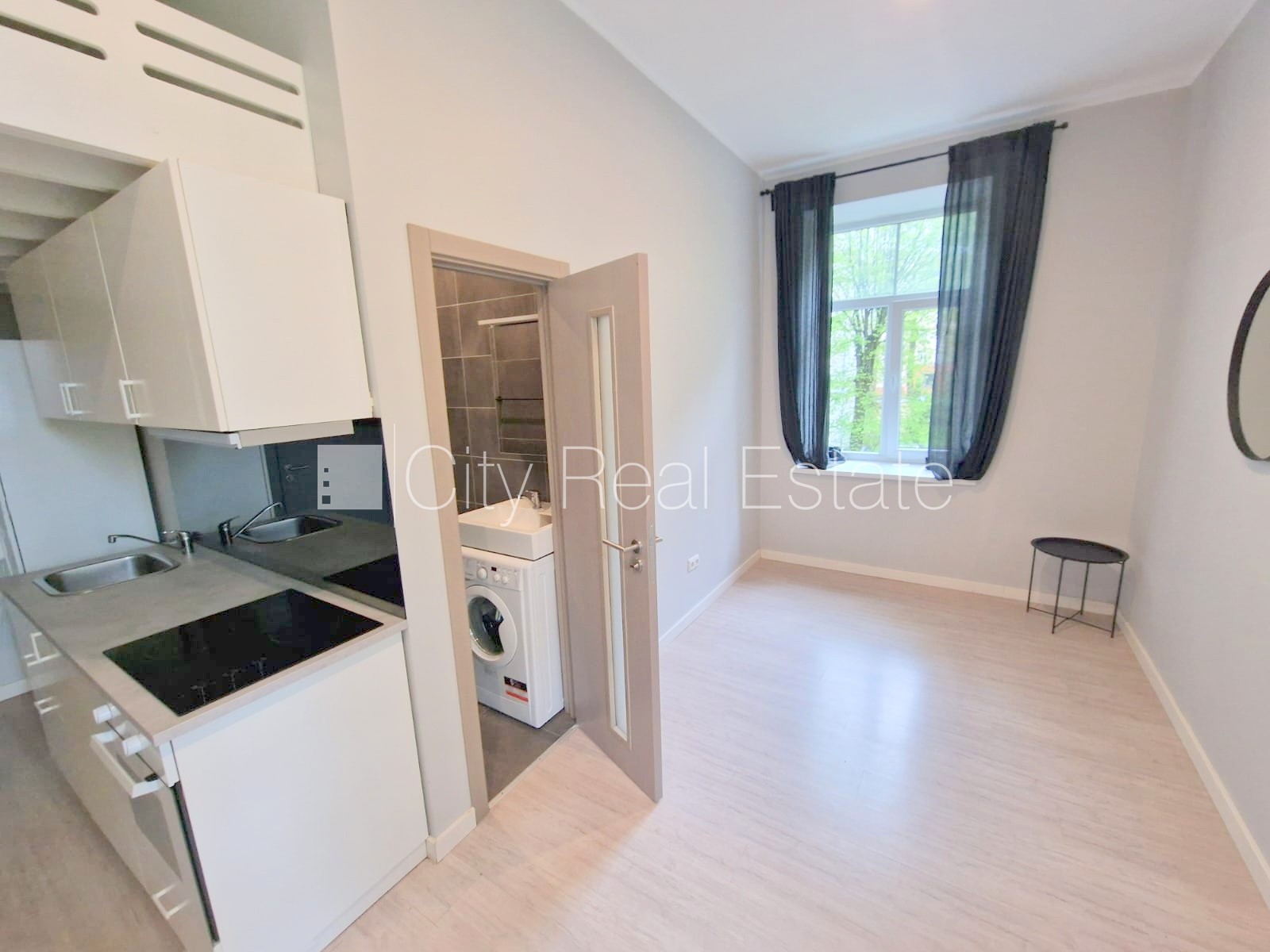 Объявление. Здание во дворе, реновированный дом, закрытый двор, вход со двора, лестничная клетка после Цена: 340 EUR/мес. Foto #15