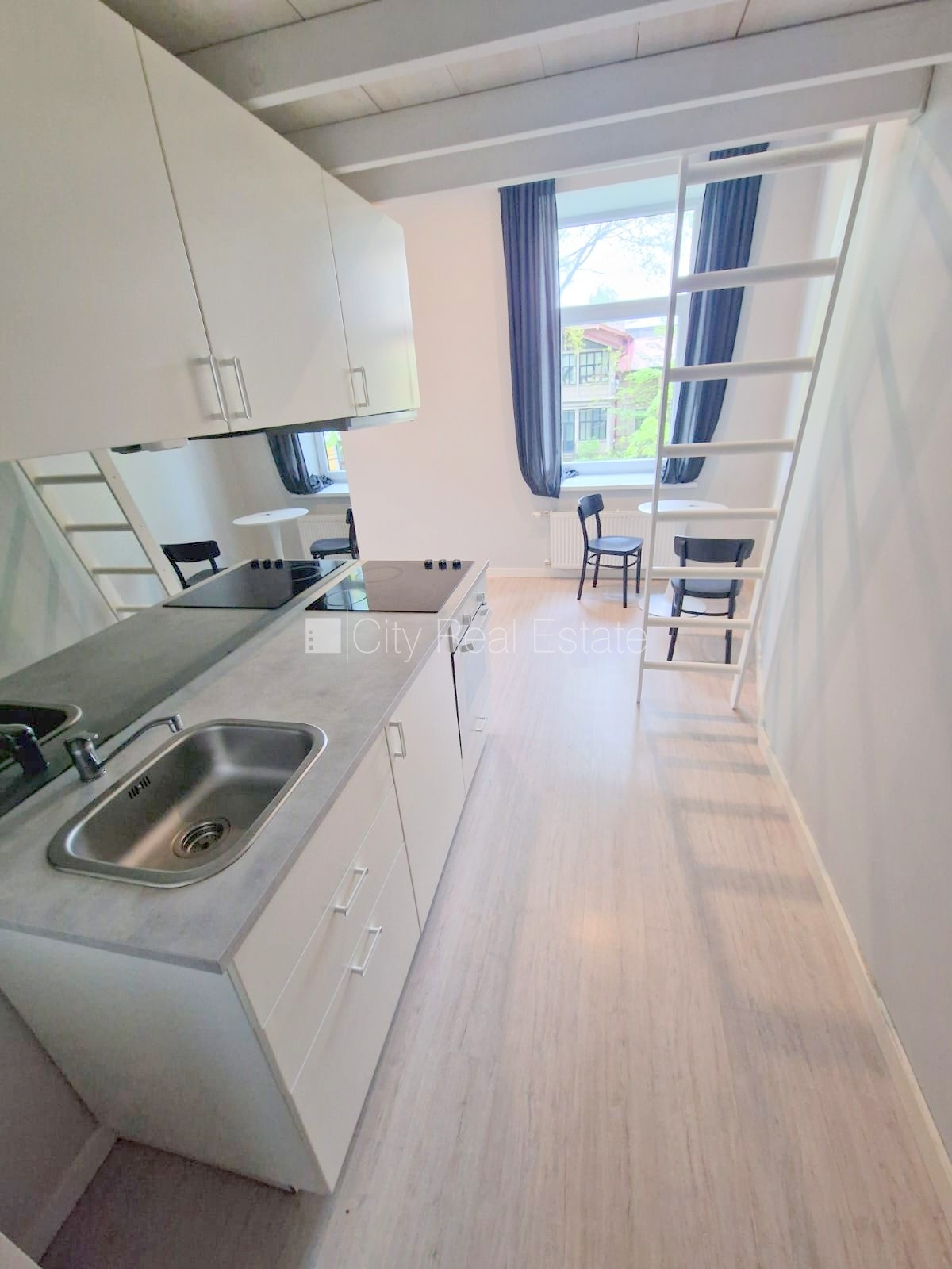 Объявление. Здание во дворе, реновированный дом, закрытый двор, вход со двора, лестничная клетка после Цена: 340 EUR/мес. Foto #19