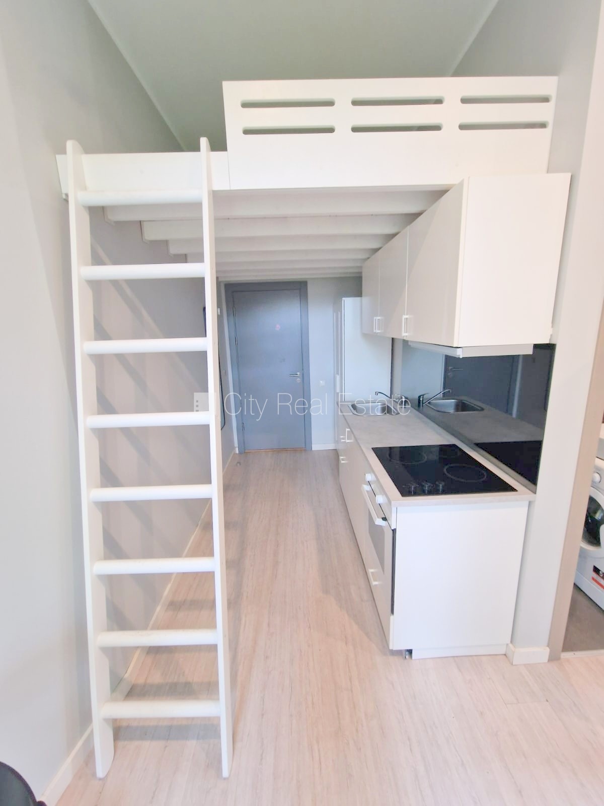 Объявление. Здание во дворе, реновированный дом, закрытый двор, вход со двора, лестничная клетка после Цена: 340 EUR/мес. Foto #12