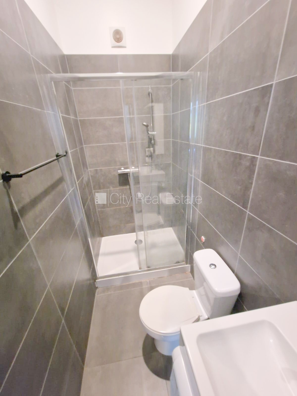 Объявление. Здание во дворе, реновированный дом, закрытый двор, вход со двора, лестничная клетка после Цена: 340 EUR/мес. Foto #16