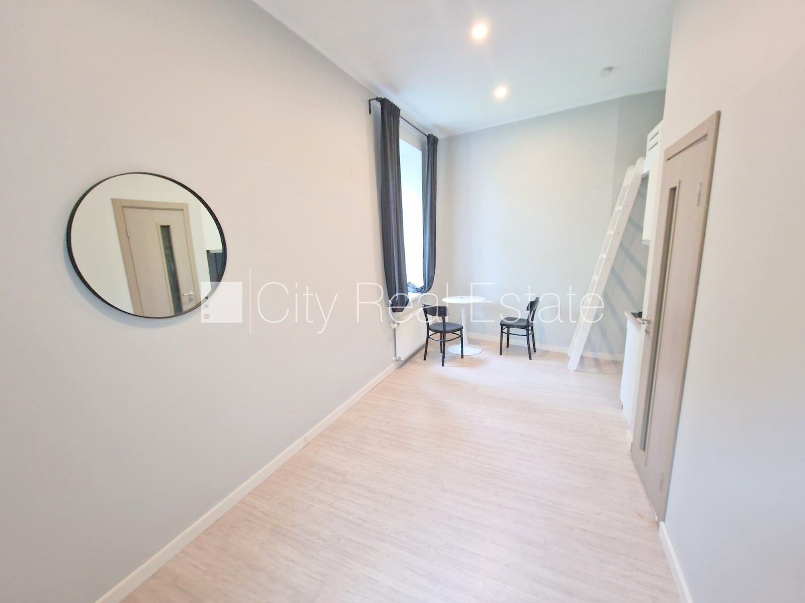 Объявление. Здание во дворе, реновированный дом, закрытый двор, вход со двора, лестничная клетка после Цена: 340 EUR/мес. Foto #6