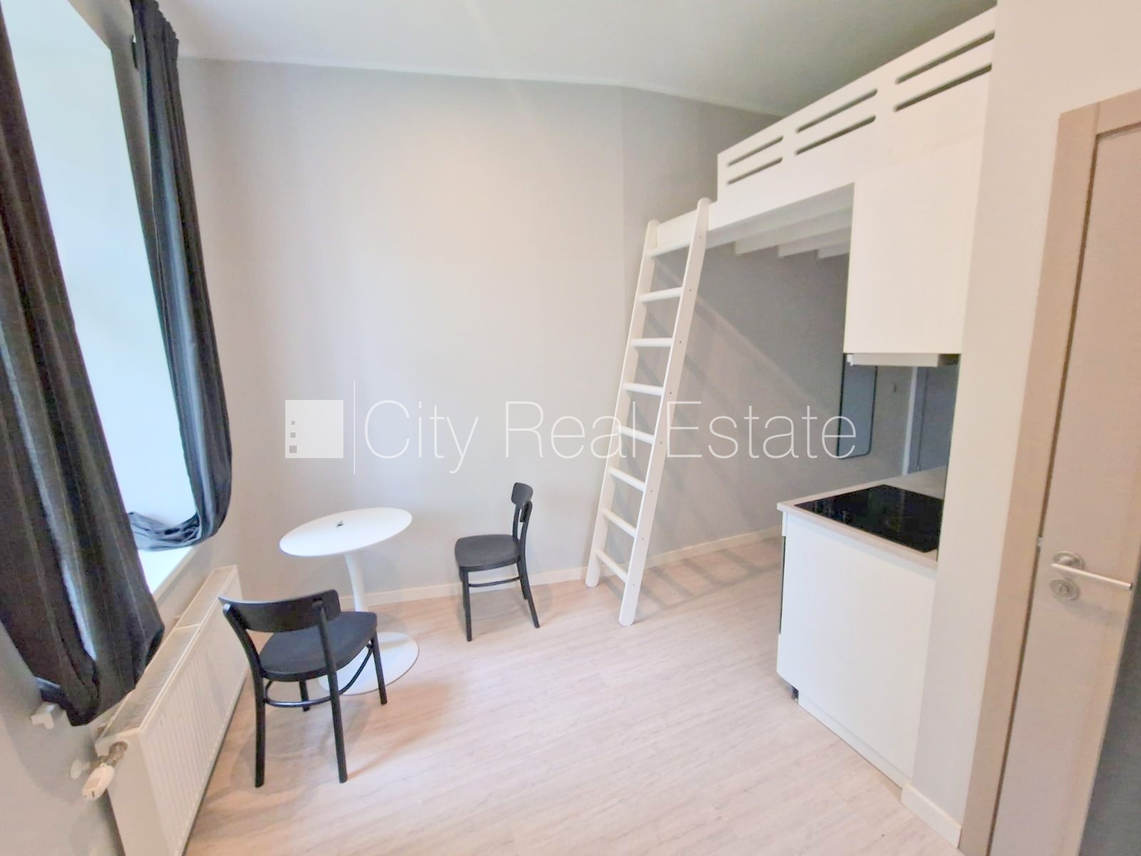 Объявление. Здание во дворе, реновированный дом, закрытый двор, вход со двора, лестничная клетка после Цена: 340 EUR/мес. Foto #8