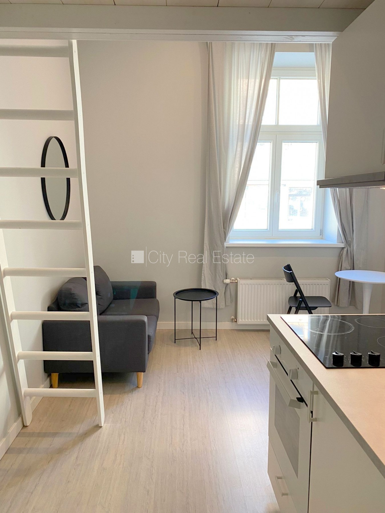 Sludinājumi. Fasādes māja, renovēta māja, slēgts pagalms, ieeja no ielas, kāpņu telpa pēc kapitālā remonta, logi Cena: 300 EUR/mēn Foto #11