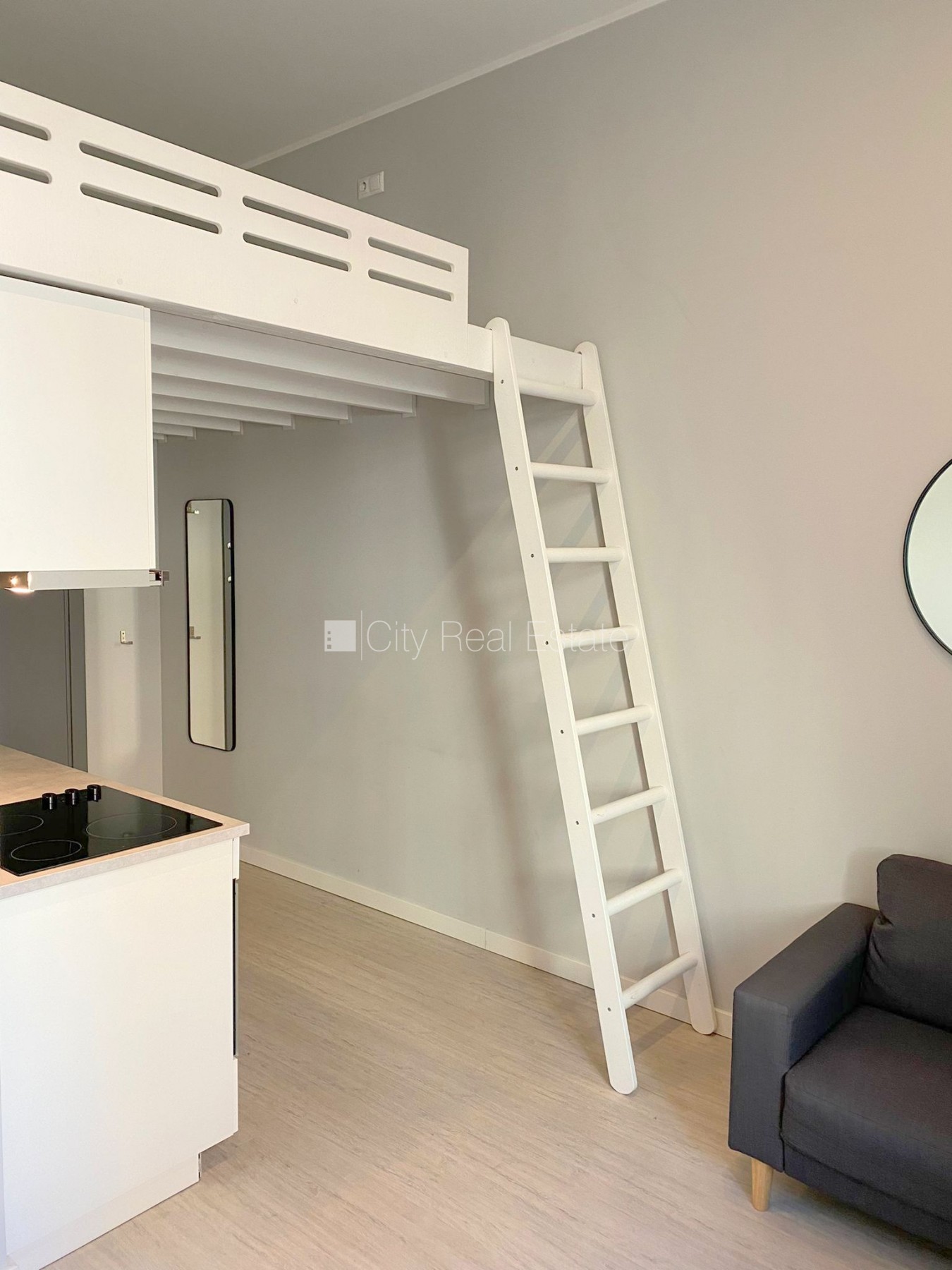 Sludinājumi. Fasādes māja, renovēta māja, slēgts pagalms, ieeja no ielas, kāpņu telpa pēc kapitālā remonta, logi Cena: 300 EUR/mēn Foto #5