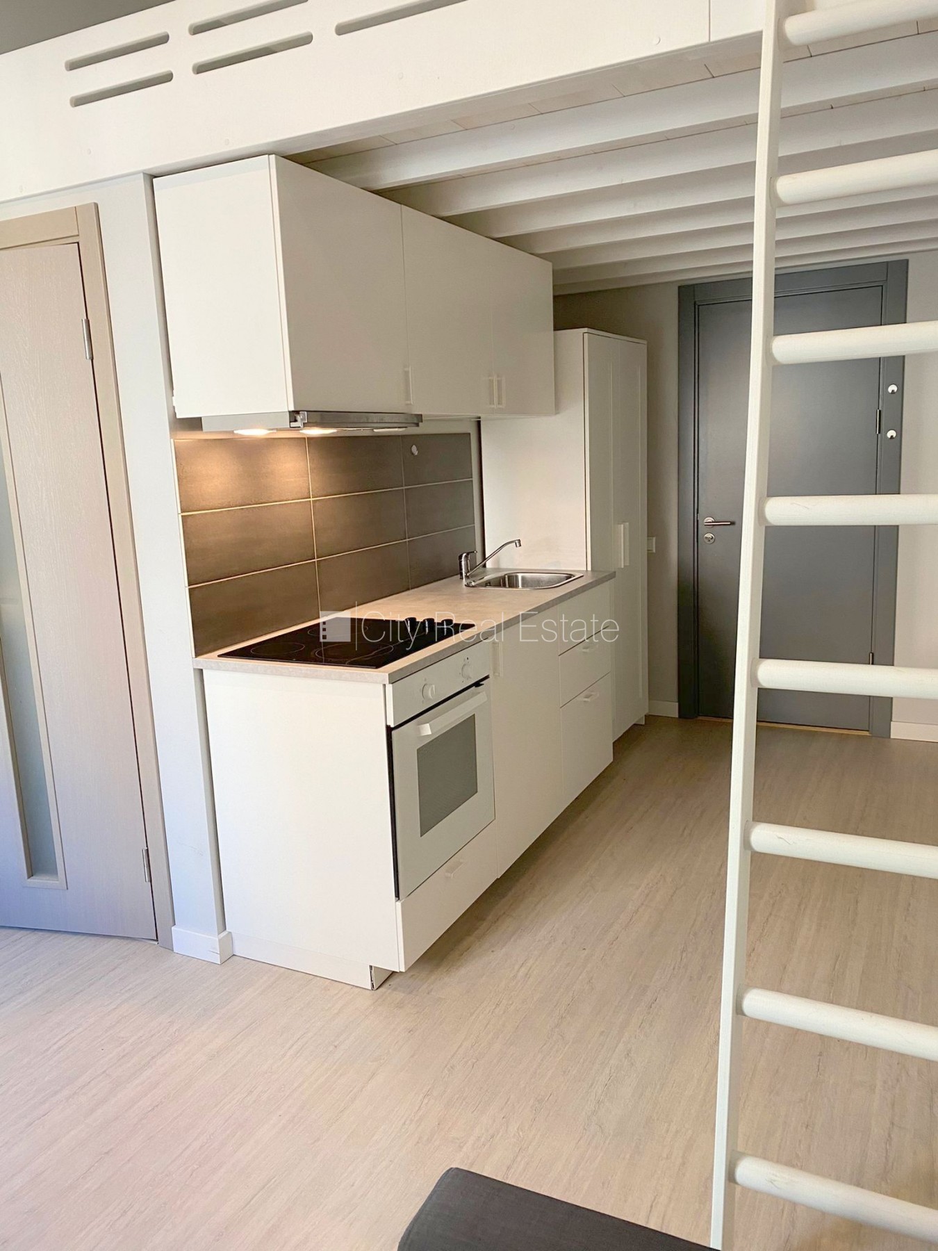 Sludinājumi. Fasādes māja, renovēta māja, slēgts pagalms, ieeja no ielas, kāpņu telpa pēc kapitālā remonta, logi Cena: 300 EUR/mēn Foto #9