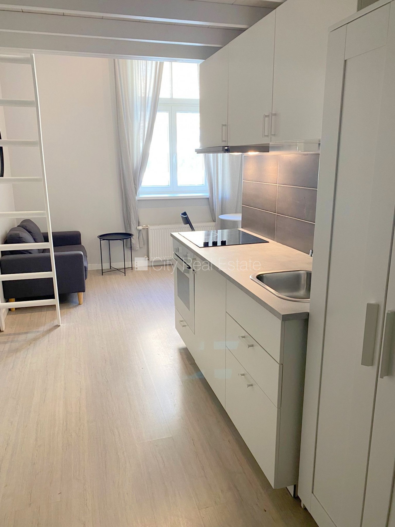 Sludinājumi. Fasādes māja, renovēta māja, slēgts pagalms, ieeja no ielas, kāpņu telpa pēc kapitālā remonta, logi Cena: 300 EUR/mēn Foto #10