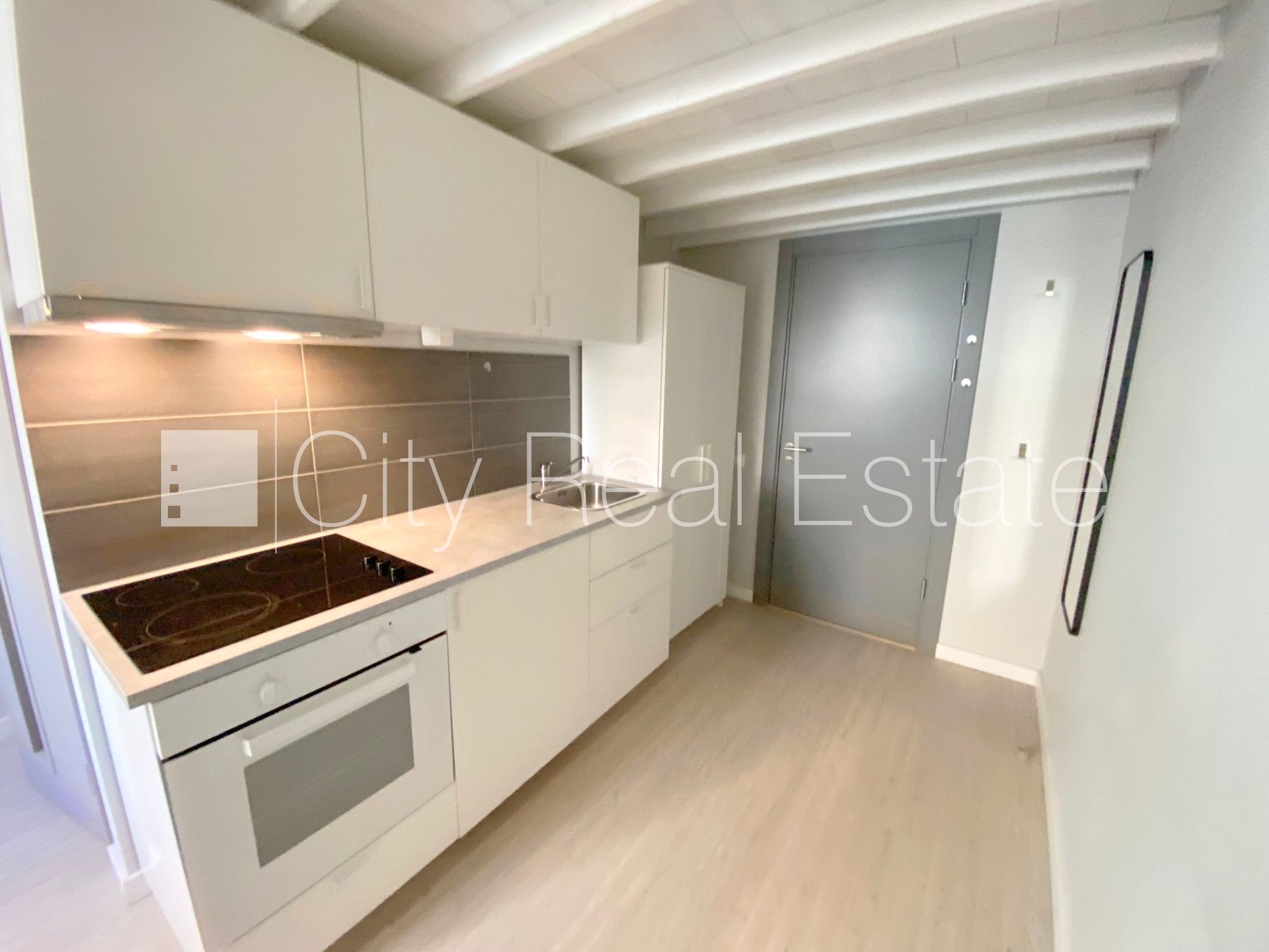 Sludinājumi. Fasādes māja, renovēta māja, slēgts pagalms, ieeja no ielas, kāpņu telpa pēc kapitālā remonta, logi Cena: 300 EUR/mēn Foto #3