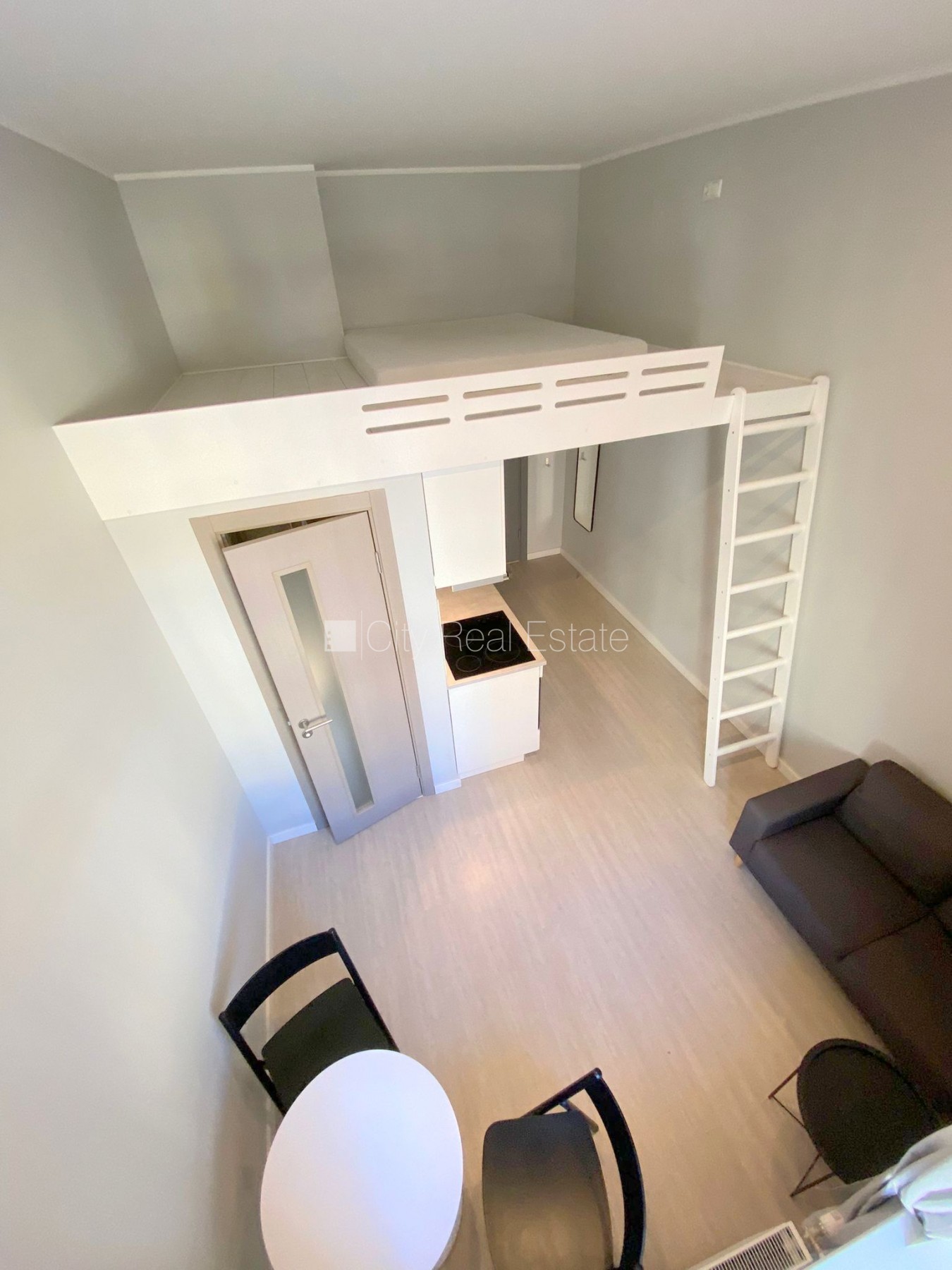 Sludinājumi. Fasādes māja, renovēta māja, slēgts pagalms, ieeja no ielas, kāpņu telpa pēc kapitālā remonta, logi Cena: 300 EUR/mēn Foto #2