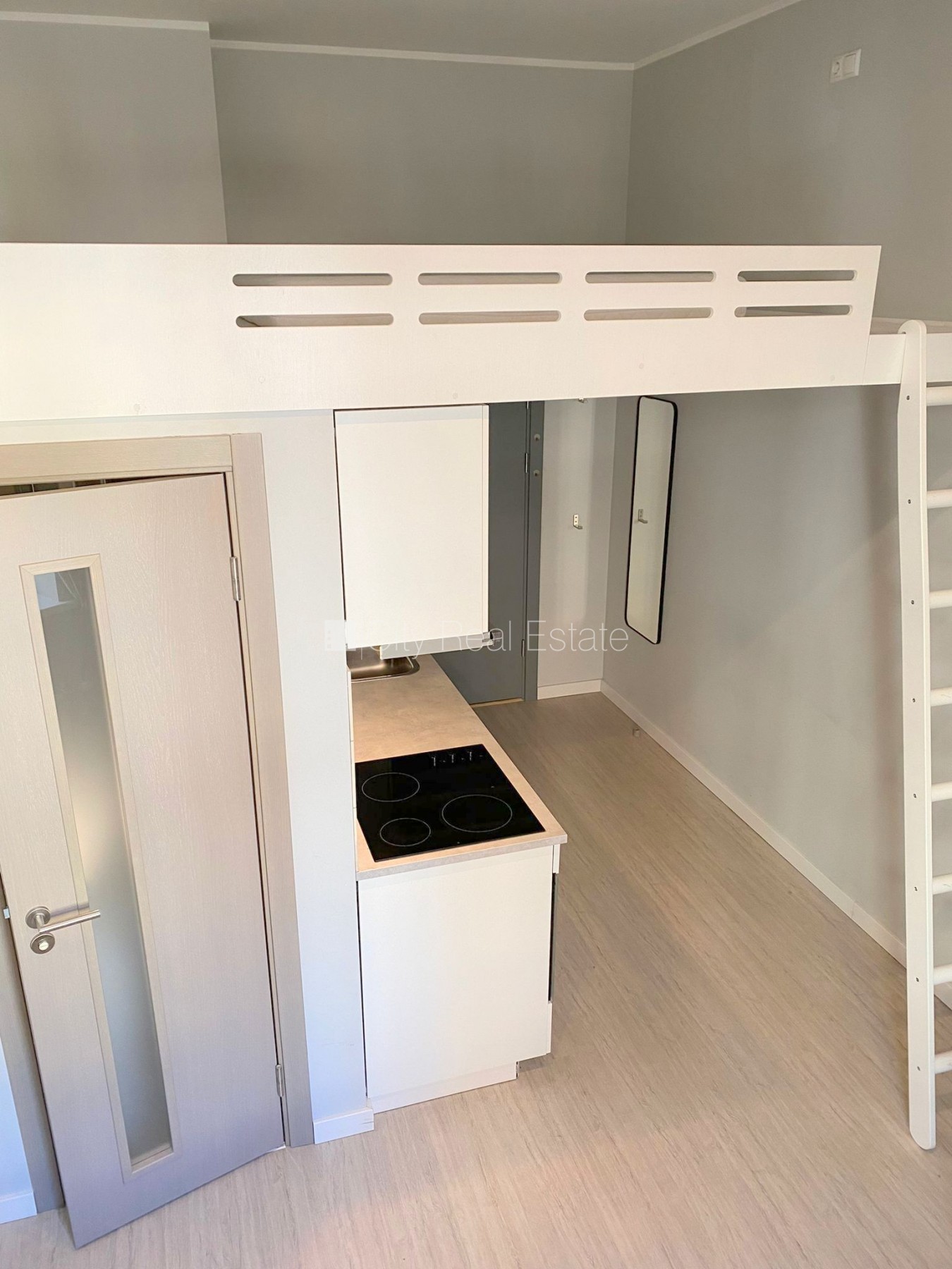 Sludinājumi. Fasādes māja, renovēta māja, slēgts pagalms, ieeja no ielas, kāpņu telpa pēc kapitālā remonta, logi Cena: 300 EUR/mēn Foto #4