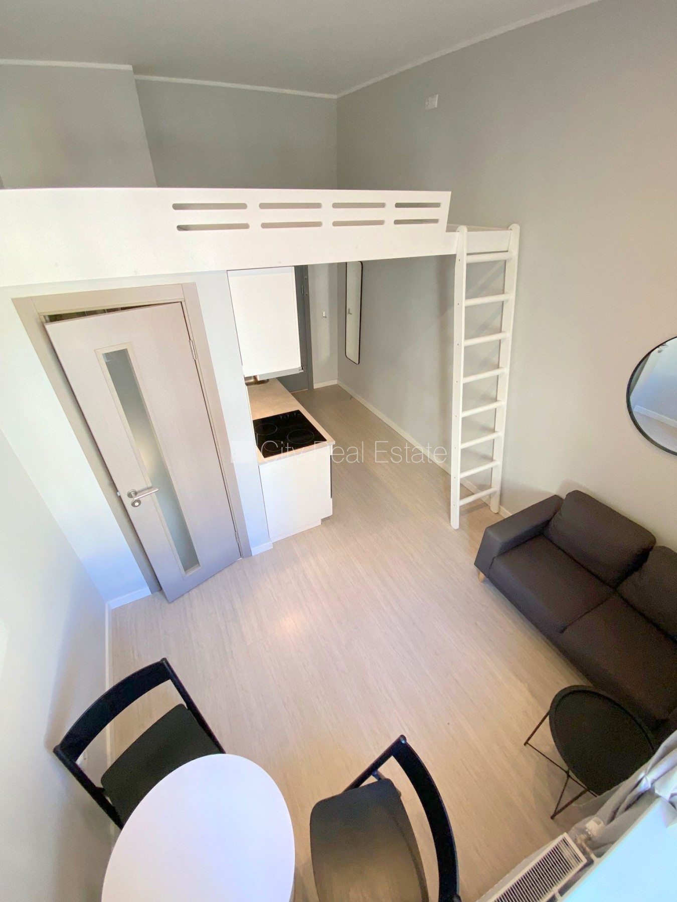 Sludinājumi. Fasādes māja, renovēta māja, slēgts pagalms, ieeja no ielas, kāpņu telpa pēc kapitālā remonta, logi Cena: 300 EUR/mēn Foto #1