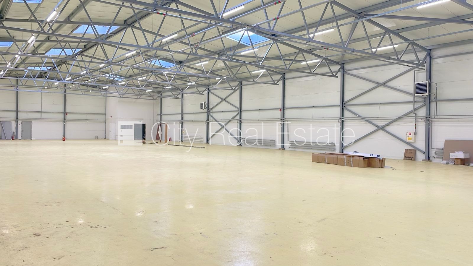 Sludinājumi. Slēgta teritorija, iebrauktuves vārtu augstums 6 m, vieta vairākām automašīnām, kabinets 4 gab., Cena: 5748 EUR/mēn Foto #2