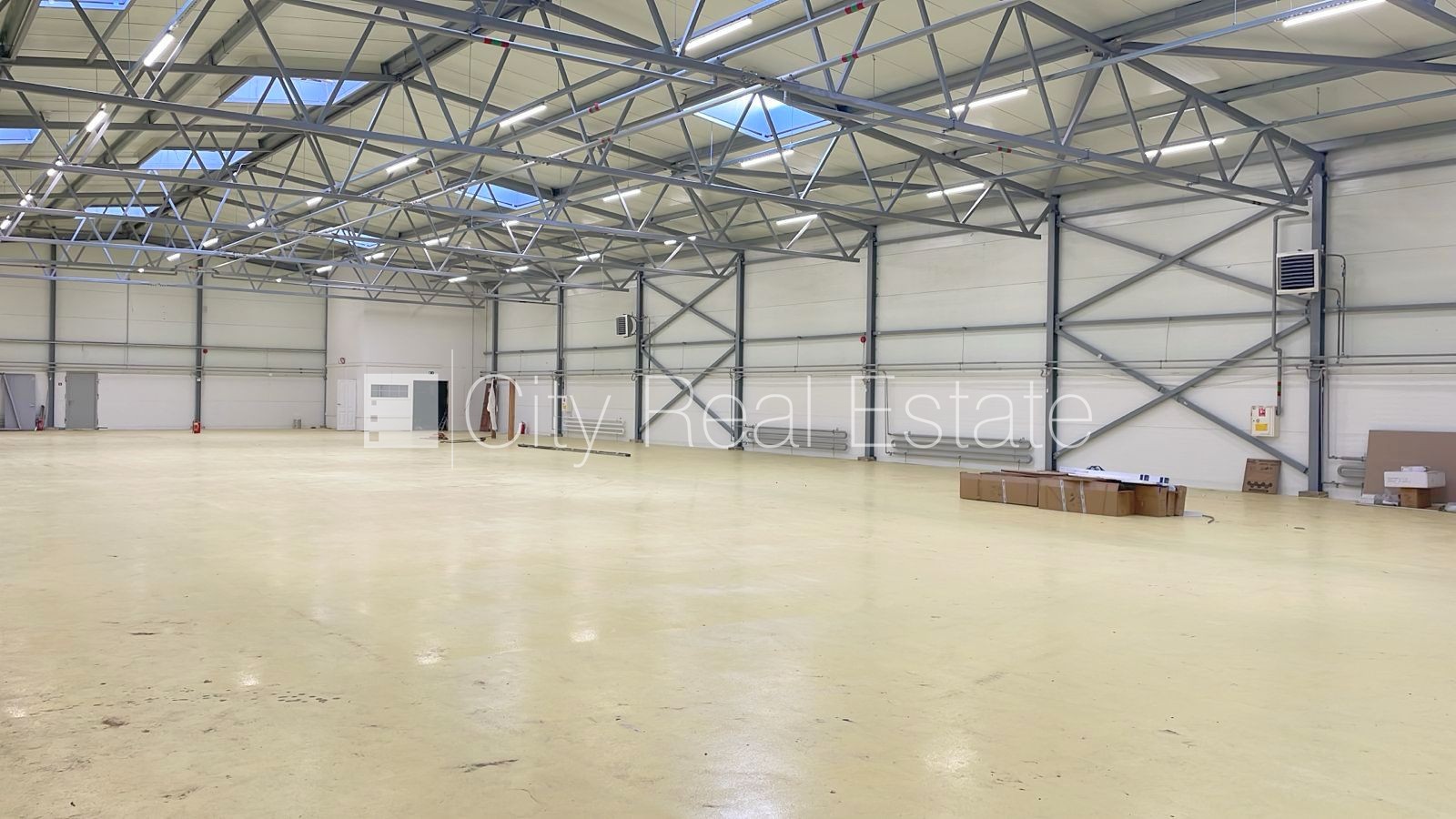 Sludinājumi. Slēgta teritorija, iebrauktuves vārtu augstums 6 m, vieta vairākām automašīnām, kabinets 4 gab., Cena: 5748 EUR/mēn Foto #4