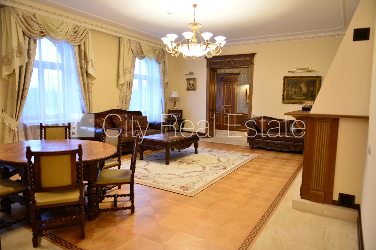 Sludinājumi. Fasādes māja, renovēta māja, ieeja no ielas, balkons, logi vērsti uz ielas pusi, plašs skats no Cena: 360000 EUR Foto #3