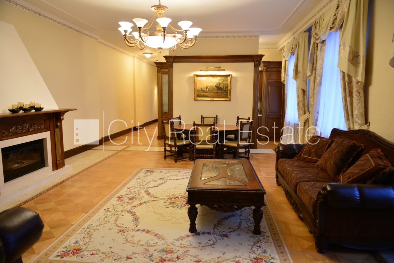 Sludinājumi. Fasādes māja, renovēta māja, ieeja no ielas, balkons, logi vērsti uz ielas pusi, plašs skats no Cena: 360000 EUR Foto #1