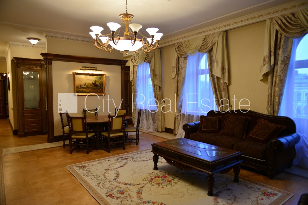 Sludinājumi. Fasādes māja, renovēta māja, ieeja no ielas, balkons, logi vērsti uz ielas pusi, plašs skats no Cena: 360000 EUR Foto #2