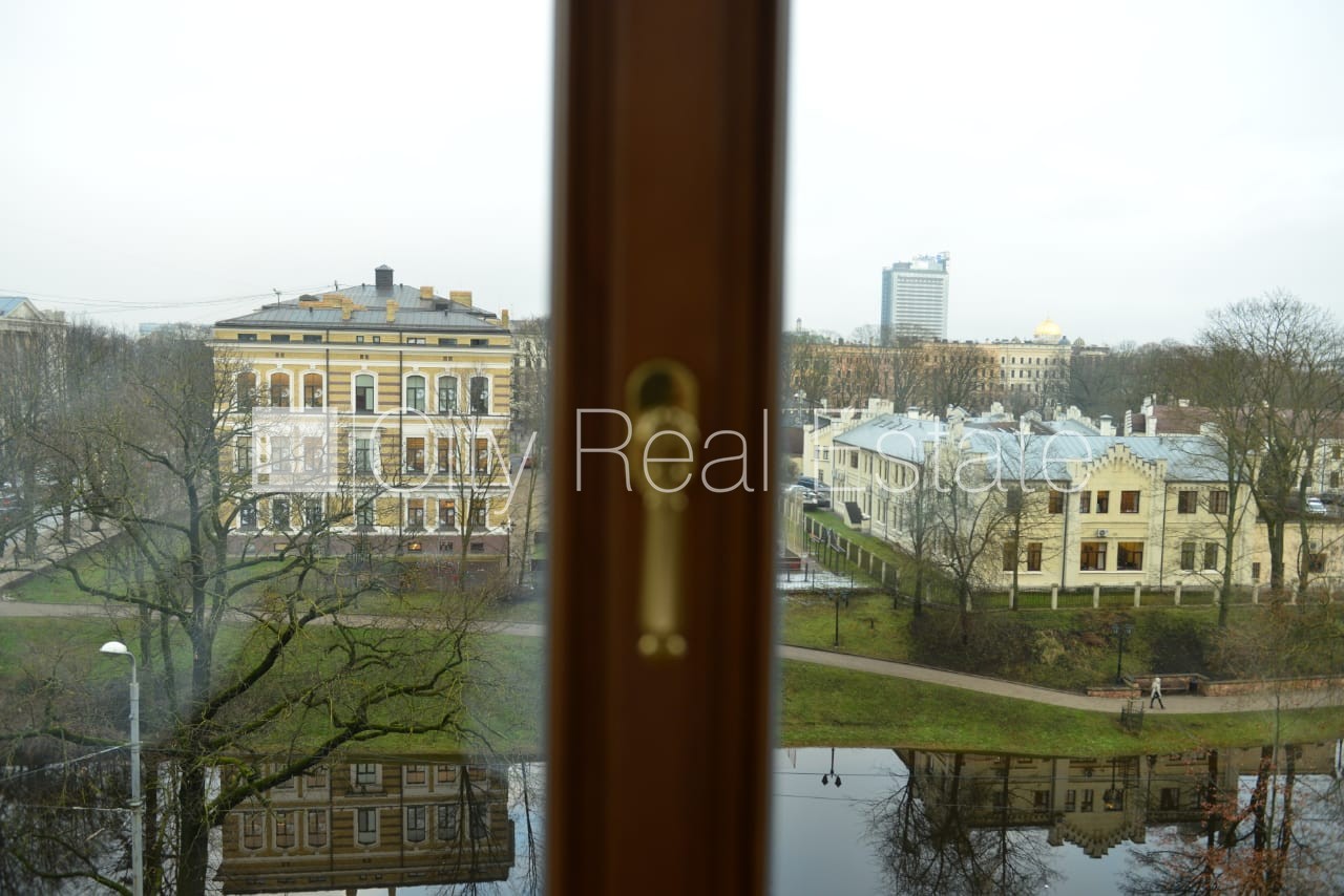 Sludinājumi. Fasādes māja, renovēta māja, ieeja no ielas, balkons, logi vērsti uz ielas pusi, plašs skats no Cena: 360000 EUR Foto #13