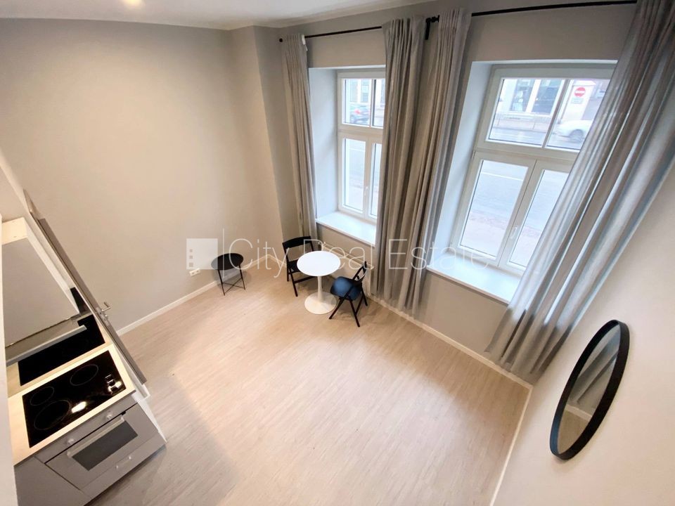 Sludinājumi. Fasādes māja, renovēta māja, slēgts pagalms, ieeja no ielas, kāpņu telpa pēc kapitālā remonta, logi Cena: 330 EUR/mēn Foto #2