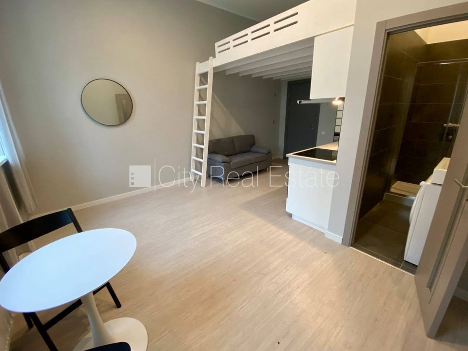 Sludinājumi. Fasādes māja, renovēta māja, slēgts pagalms, ieeja no ielas, kāpņu telpa pēc kapitālā remonta, logi Cena: 330 EUR/mēn Foto #3