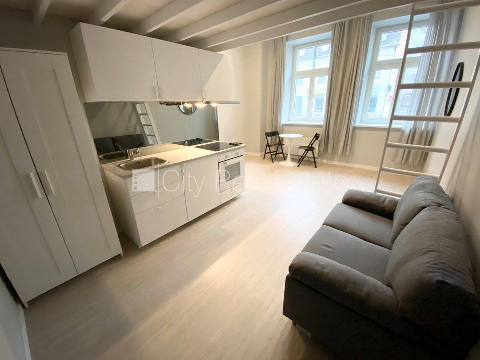 Sludinājumi. Fasādes māja, renovēta māja, slēgts pagalms, ieeja no ielas, kāpņu telpa pēc kapitālā remonta, logi Cena: 330 EUR/mēn Foto #4