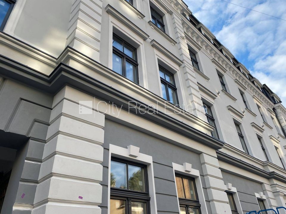 Sludinājumi. Fasādes māja, renovēta māja, slēgts pagalms, ieeja no ielas, kāpņu telpa pēc kapitālā remonta, logi Cena: 330 EUR/mēn Foto #7