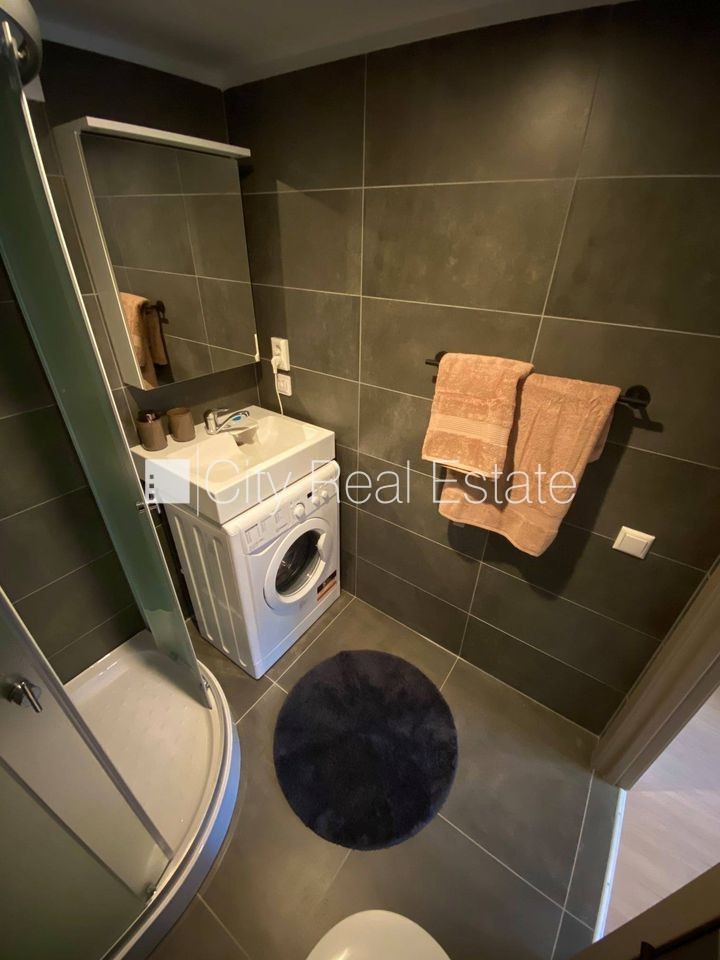 Sludinājumi. Fasādes māja, renovēta māja, slēgts pagalms, ieeja no ielas, kāpņu telpa pēc kapitālā remonta, logi Cena: 330 EUR/mēn Foto #5