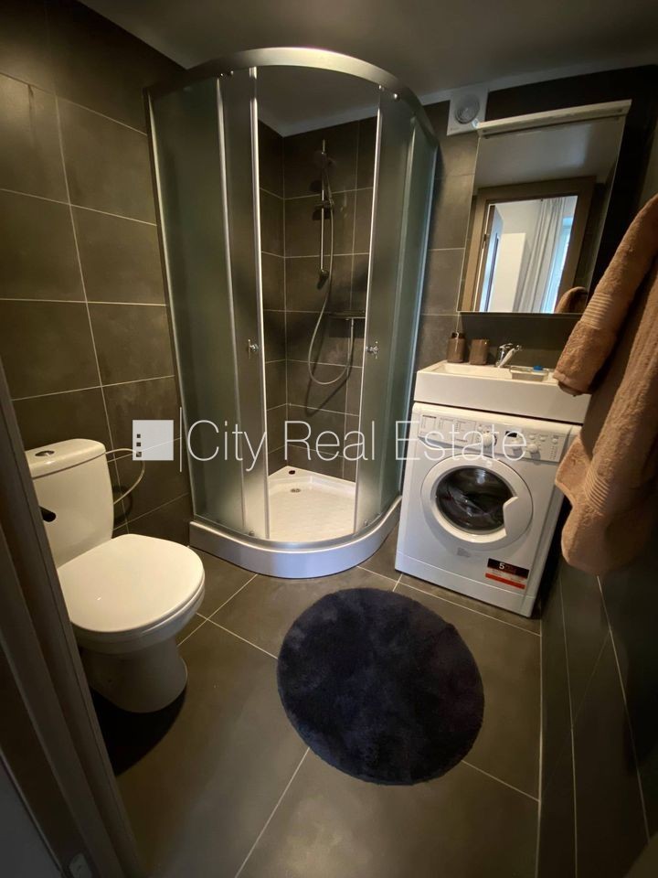 Sludinājumi. Fasādes māja, renovēta māja, slēgts pagalms, ieeja no ielas, kāpņu telpa pēc kapitālā remonta, logi Cena: 330 EUR/mēn Foto #6