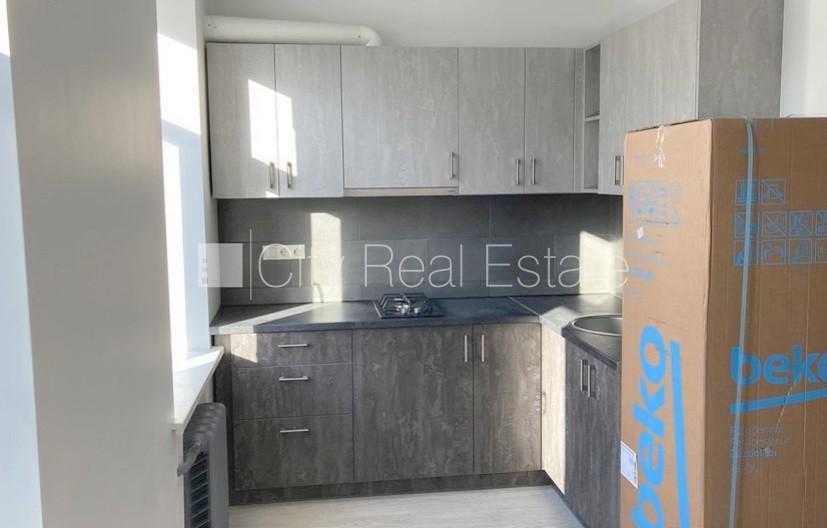 Sludinājumi. Pagalma ēka, slēgts pagalms, ieeja no pagalma, kāpņu telpa pēc kosmētiskā remonta, logi vērsti uz Cena: 360 EUR/mēn Foto #1